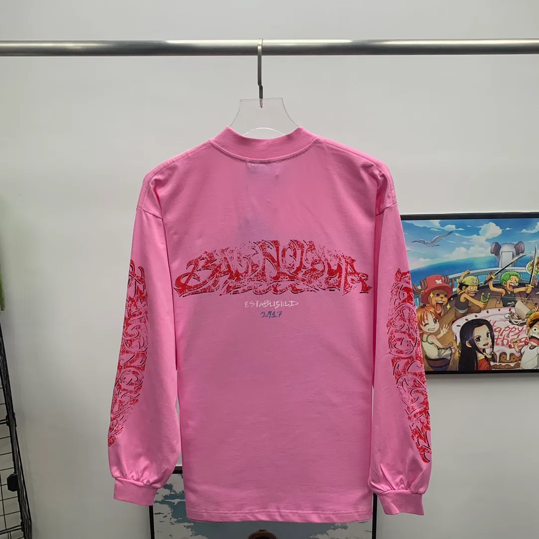 The top tested version of Balenciaga Paris 24ss Capsule Series Flame Long Sleeves Round Neck Long Sleeves This is undoubtedly another big hit this year. The first time to buy the original version. The ghost letters on the front and back are printed using imported Kornit machine direct printing technology. Exclusively matched 32 smooth plain double yarns/300g fabric. Using dot printing technology, the printed images have the characteristics of rich layers, strong three-dimensionality and lifelike colors. The dot paste has excellent fastness and soft feel and does not block the screen. Offshore large-profile long and short-sleeved sweatshirts and sweatpants, retro and old graffiti logo are versatile and good-looking ·Oversized version ·Round neck ·Short sleeves The front, back and sleeves are decorated with offshore artwork prints Washed faded effect Color Green gray Old pink Size:S~L P:320
