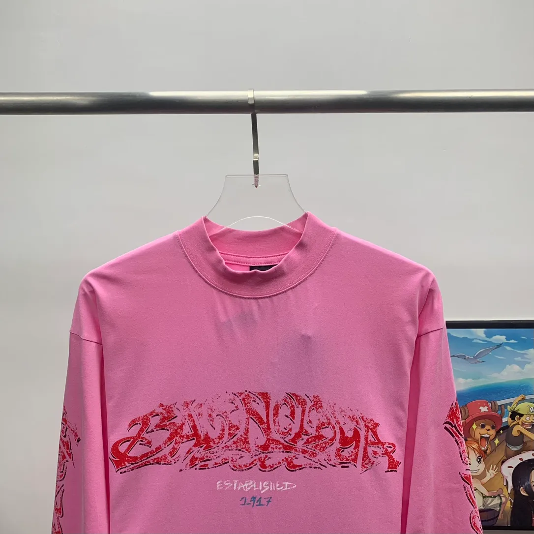 The top tested version of Balenciaga Paris 24ss Capsule Series Flame Long Sleeves Round Neck Long Sleeves This is undoubtedly another big hit this year. The first time to buy the original version. The ghost letters on the front and back are printed using imported Kornit machine direct printing technology. Exclusively matched 32 smooth plain double yarns/300g fabric. Using dot printing technology, the printed images have the characteristics of rich layers, strong three-dimensionality and lifelike colors. The dot paste has excellent fastness and soft feel and does not block the screen. Offshore large-profile long and short-sleeved sweatshirts and sweatpants, retro and old graffiti logo are versatile and good-looking ·Oversized version ·Round neck ·Short sleeves The front, back and sleeves are decorated with offshore artwork prints Washed faded effect Color Green gray Old pink Size:S~L P:320