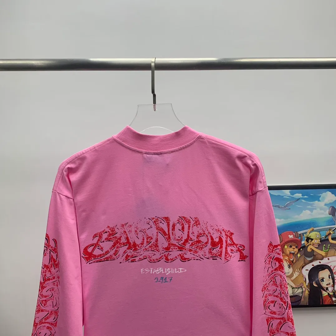 The top tested version of Balenciaga Paris 24ss Capsule Series Flame Long Sleeves Round Neck Long Sleeves This is undoubtedly another big hit this year. The first time to buy the original version. The ghost letters on the front and back are printed using imported Kornit machine direct printing technology. Exclusively matched 32 smooth plain double yarns/300g fabric. Using dot printing technology, the printed images have the characteristics of rich layers, strong three-dimensionality and lifelike colors. The dot paste has excellent fastness and soft feel and does not block the screen. Offshore large-profile long and short-sleeved sweatshirts and sweatpants, retro and old graffiti logo are versatile and good-looking ·Oversized version ·Round neck ·Short sleeves The front, back and sleeves are decorated with offshore artwork prints Washed faded effect Color Green gray Old pink Size:S~L P:320
