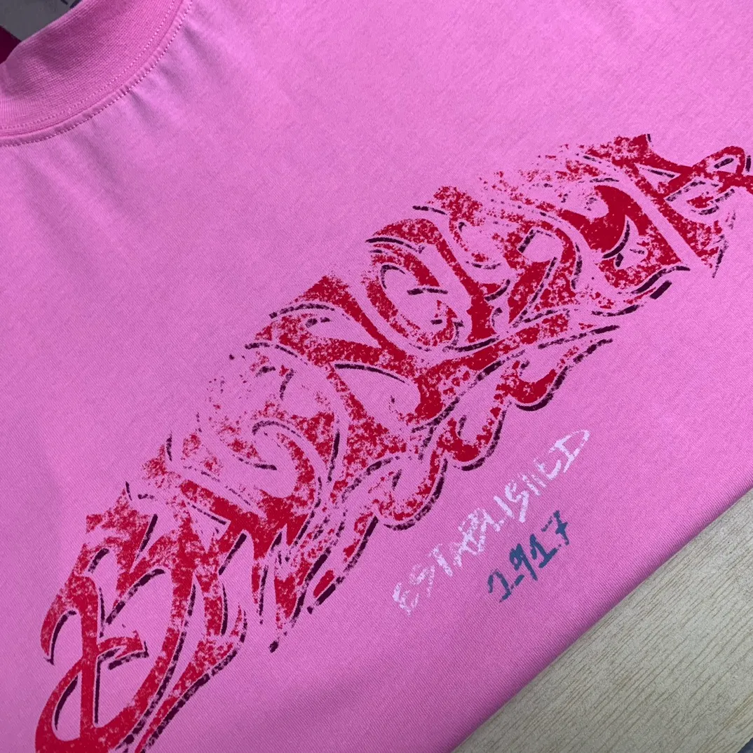 The top tested version of Balenciaga Paris 24ss Capsule Series Flame Long Sleeves Round Neck Long Sleeves This is undoubtedly another big hit this year. The first time to buy the original version. The ghost letters on the front and back are printed using imported Kornit machine direct printing technology. Exclusively matched 32 smooth plain double yarns/300g fabric. Using dot printing technology, the printed images have the characteristics of rich layers, strong three-dimensionality and lifelike colors. The dot paste has excellent fastness and soft feel and does not block the screen. Offshore large-profile long and short-sleeved sweatshirts and sweatpants, retro and old graffiti logo are versatile and good-looking ·Oversized version ·Round neck ·Short sleeves The front, back and sleeves are decorated with offshore artwork prints Washed faded effect Color Green gray Old pink Size:S~L P:320