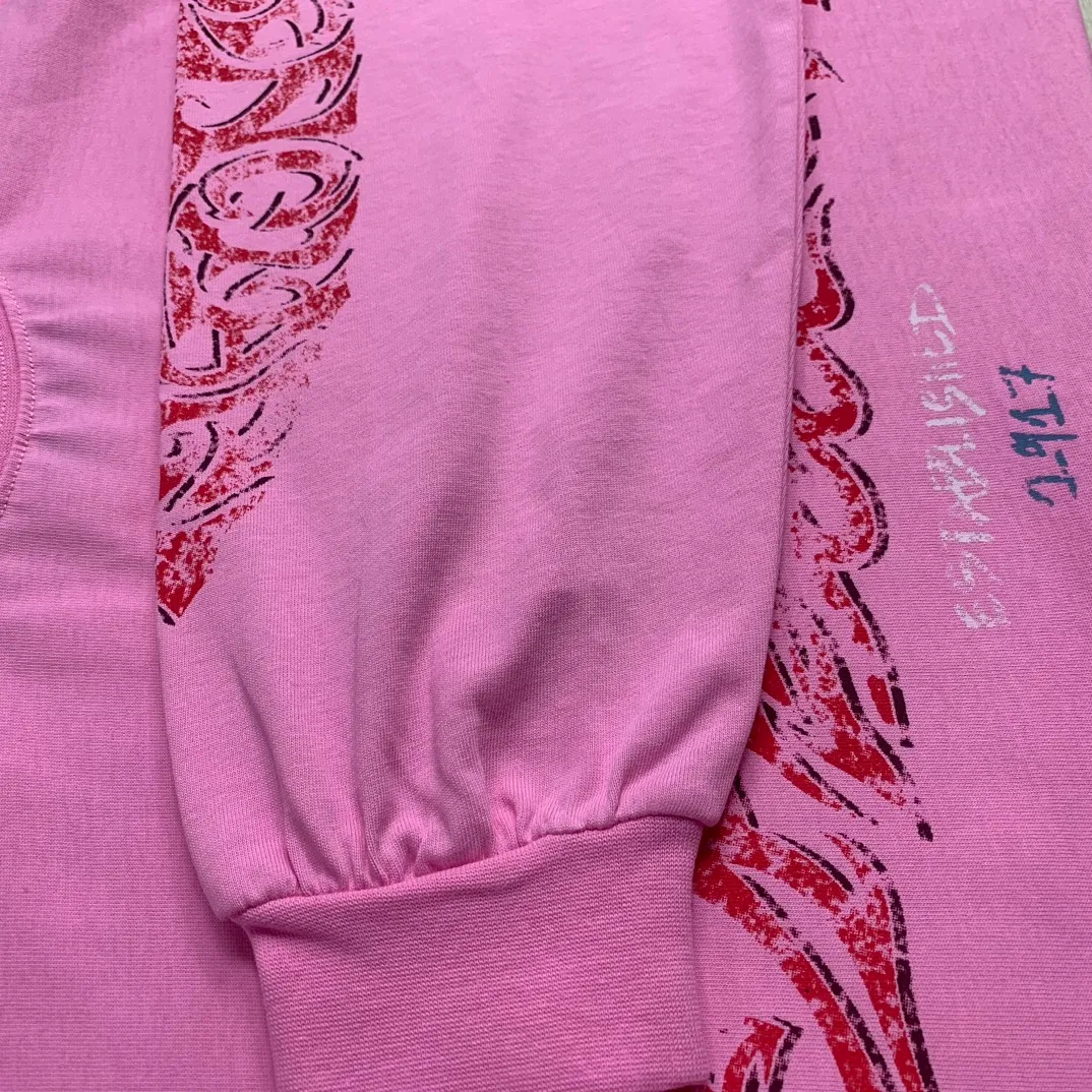 The top tested version of Balenciaga Paris 24ss Capsule Series Flame Long Sleeves Round Neck Long Sleeves This is undoubtedly another big hit this year. The first time to buy the original version. The ghost letters on the front and back are printed using imported Kornit machine direct printing technology. Exclusively matched 32 smooth plain double yarns/300g fabric. Using dot printing technology, the printed images have the characteristics of rich layers, strong three-dimensionality and lifelike colors. The dot paste has excellent fastness and soft feel and does not block the screen. Offshore large-profile long and short-sleeved sweatshirts and sweatpants, retro and old graffiti logo are versatile and good-looking ·Oversized version ·Round neck ·Short sleeves The front, back and sleeves are decorated with offshore artwork prints Washed faded effect Color Green gray Old pink Size:S~L P:320