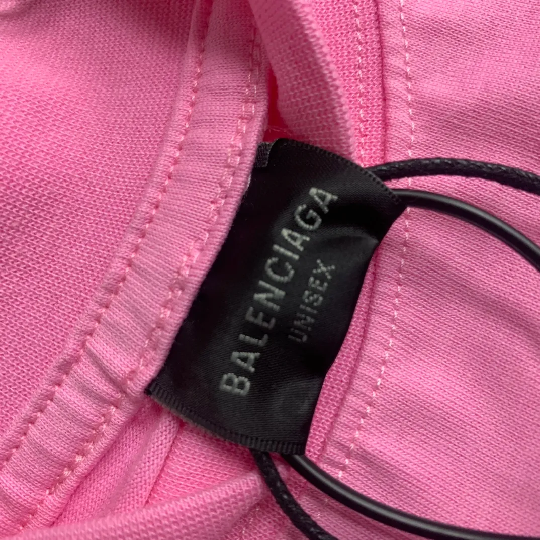 The top tested version of Balenciaga Paris 24ss Capsule Series Flame Long Sleeves Round Neck Long Sleeves This is undoubtedly another big hit this year. The first time to buy the original version. The ghost letters on the front and back are printed using imported Kornit machine direct printing technology. Exclusively matched 32 smooth plain double yarns/300g fabric. Using dot printing technology, the printed images have the characteristics of rich layers, strong three-dimensionality and lifelike colors. The dot paste has excellent fastness and soft feel and does not block the screen. Offshore large-profile long and short-sleeved sweatshirts and sweatpants, retro and old graffiti logo are versatile and good-looking ·Oversized version ·Round neck ·Short sleeves The front, back and sleeves are decorated with offshore artwork prints Washed faded effect Color Green gray Old pink Size:S~L P:320
