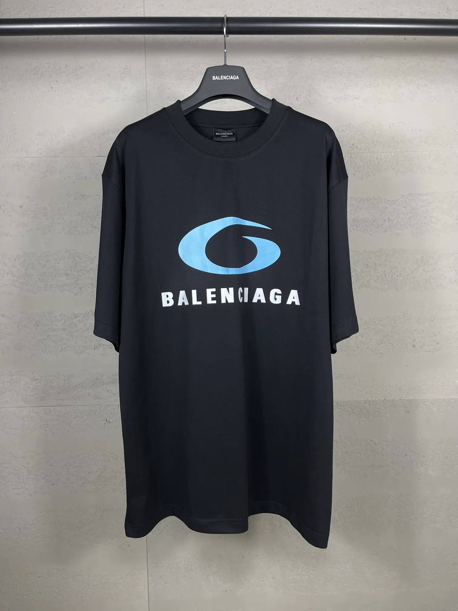 🅿️180 real photos [Top version. Official website quality] BALENCI*GA/Paris. SS24 latest model, LOOP SPORTS ICON printed short-sleeved T-shirt. Brick cabinet synchronization. Genuine product developed at the first time, happy to print and compare! The fabric is made of Paris ZP custom-woven and dyed cotton double yarn. Weighing 260 grams, the cloth surface is clean. The cloth pattern is clear, soft and comfortable. The threads are dyed with no color difference. The printing uses environmentally friendly imported materials. The letters are clear and the effect is three-dimensional. The version adopts OS loose shoulder design. Same style for men and women. Code: BL223605 Color: off-white, black Size: XS S M L