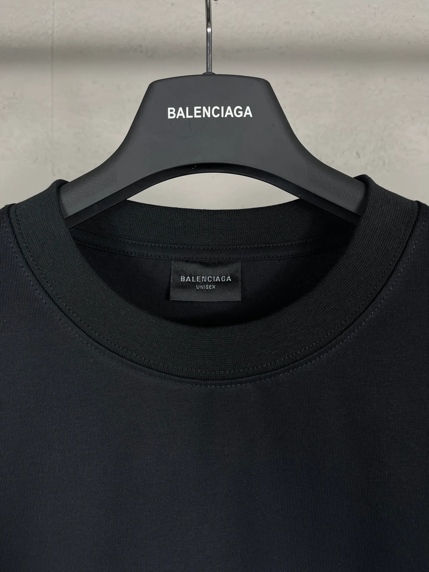🅿️180 real photos [Top version. Official website quality] BALENCI*GA/Paris. SS24 latest model, LOOP SPORTS ICON printed short-sleeved T-shirt. Brick cabinet synchronization. Genuine product developed at the first time, happy to print and compare! The fabric is made of Paris ZP custom-woven and dyed cotton double yarn. Weighing 260 grams, the cloth surface is clean. The cloth pattern is clear, soft and comfortable. The threads are dyed with no color difference. The printing uses environmentally friendly imported materials. The letters are clear and the effect is three-dimensional. The version adopts OS loose shoulder design. Same style for men and women. Code: BL223605 Color: off-white, black Size: XS S M L