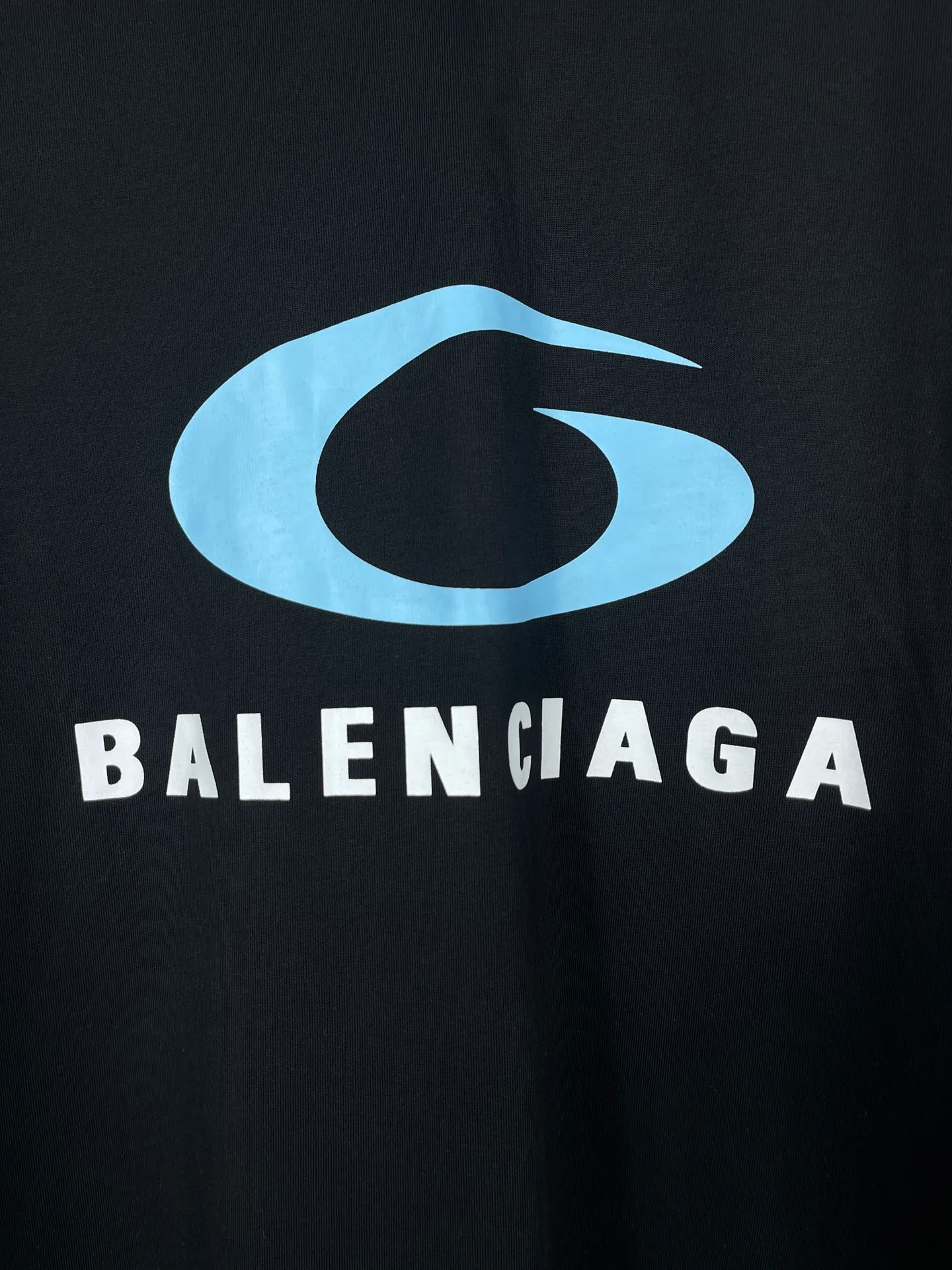 🅿️180 real photos [Top version. Official website quality] BALENCI*GA/Paris. SS24 latest model, LOOP SPORTS ICON printed short-sleeved T-shirt. Brick cabinet synchronization. Genuine product developed at the first time, happy to print and compare! The fabric is made of Paris ZP custom-woven and dyed cotton double yarn. Weighing 260 grams, the cloth surface is clean. The cloth pattern is clear, soft and comfortable. The threads are dyed with no color difference. The printing uses environmentally friendly imported materials. The letters are clear and the effect is three-dimensional. The version adopts OS loose shoulder design. Same style for men and women. Code: BL223605 Color: off-white, black Size: XS S M L