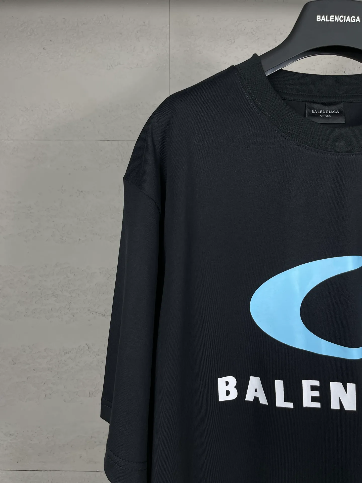 🅿️180 real photos [Top version. Official website quality] BALENCI*GA/Paris. SS24 latest model, LOOP SPORTS ICON printed short-sleeved T-shirt. Brick cabinet synchronization. Genuine product developed at the first time, happy to print and compare! The fabric is made of Paris ZP custom-woven and dyed cotton double yarn. Weighing 260 grams, the cloth surface is clean. The cloth pattern is clear, soft and comfortable. The threads are dyed with no color difference. The printing uses environmentally friendly imported materials. The letters are clear and the effect is three-dimensional. The version adopts OS loose shoulder design. Same style for men and women. Code: BL223605 Color: off-white, black Size: XS S M L
