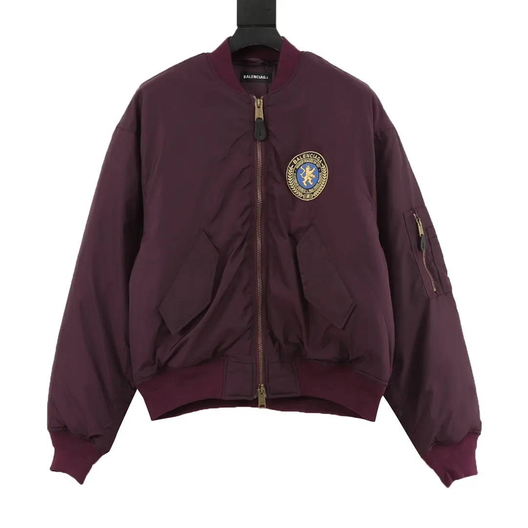 💰630 [Top version] Balenciaga / Balenciaga BLCG 25FW Manchester United Lion Badge Yellow Label Logo Baseball Flight Cotton Jacket Made of customized nylon matt nylon fabric Memory lining is used on the inside Composite pearl quilting is added on the inside Pilot's classic Alpha Air Force jacket design 3D three-dimensional tailoring process Manchester United Lion logo adopts Tajima 10000 needle appliqué process Inner pocket design of the clothes Mold custom brand logo four-button pure copper puller Original main mark, washed tag brand packaging Color: black/purple Size: 46/48/50/52 Size chart: Length Chest Shoulder width Sleeve length 46: 70 132 55 60 48: 72 136 57 61 50: 74 140 58 63 52: 75 144 60 64 Note: There is a difference of 1~2CM due to manual measurement.