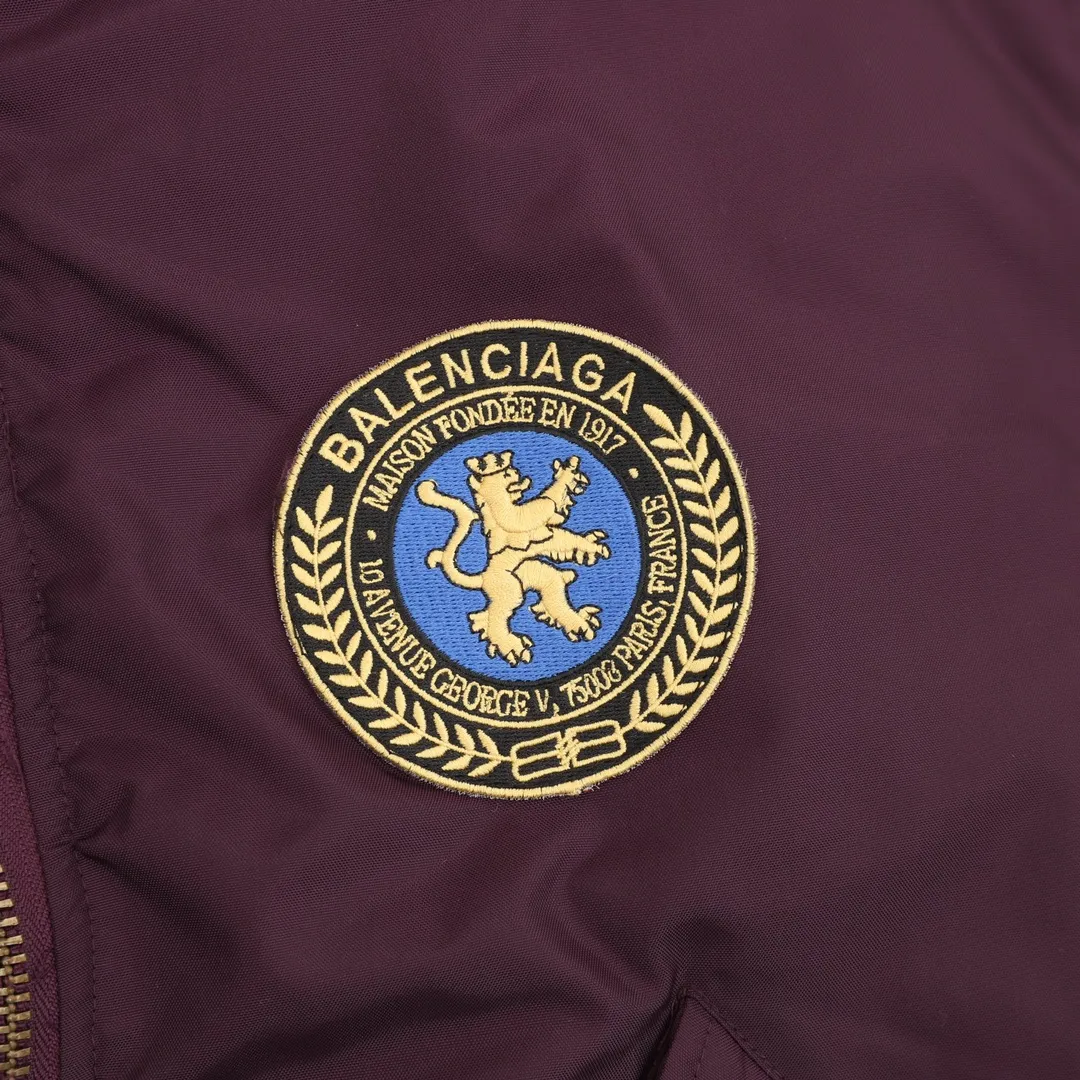 💰630 [Top version] Balenciaga / Balenciaga BLCG 25FW Manchester United Lion Badge Yellow Label Logo Baseball Flight Cotton Jacket Made of customized nylon matt nylon fabric Memory lining is used on the inside Composite pearl quilting is added on the inside Pilot's classic Alpha Air Force jacket design 3D three-dimensional tailoring process Manchester United Lion logo adopts Tajima 10000 needle appliqué process Inner pocket design of the clothes Mold custom brand logo four-button pure copper puller Original main mark, washed tag brand packaging Color: black/purple Size: 46/48/50/52 Size chart: Length Chest Shoulder width Sleeve length 46: 70 132 55 60 48: 72 136 57 61 50: 74 140 58 63 52: 75 144 60 64 Note: There is a difference of 1~2CM due to manual measurement.