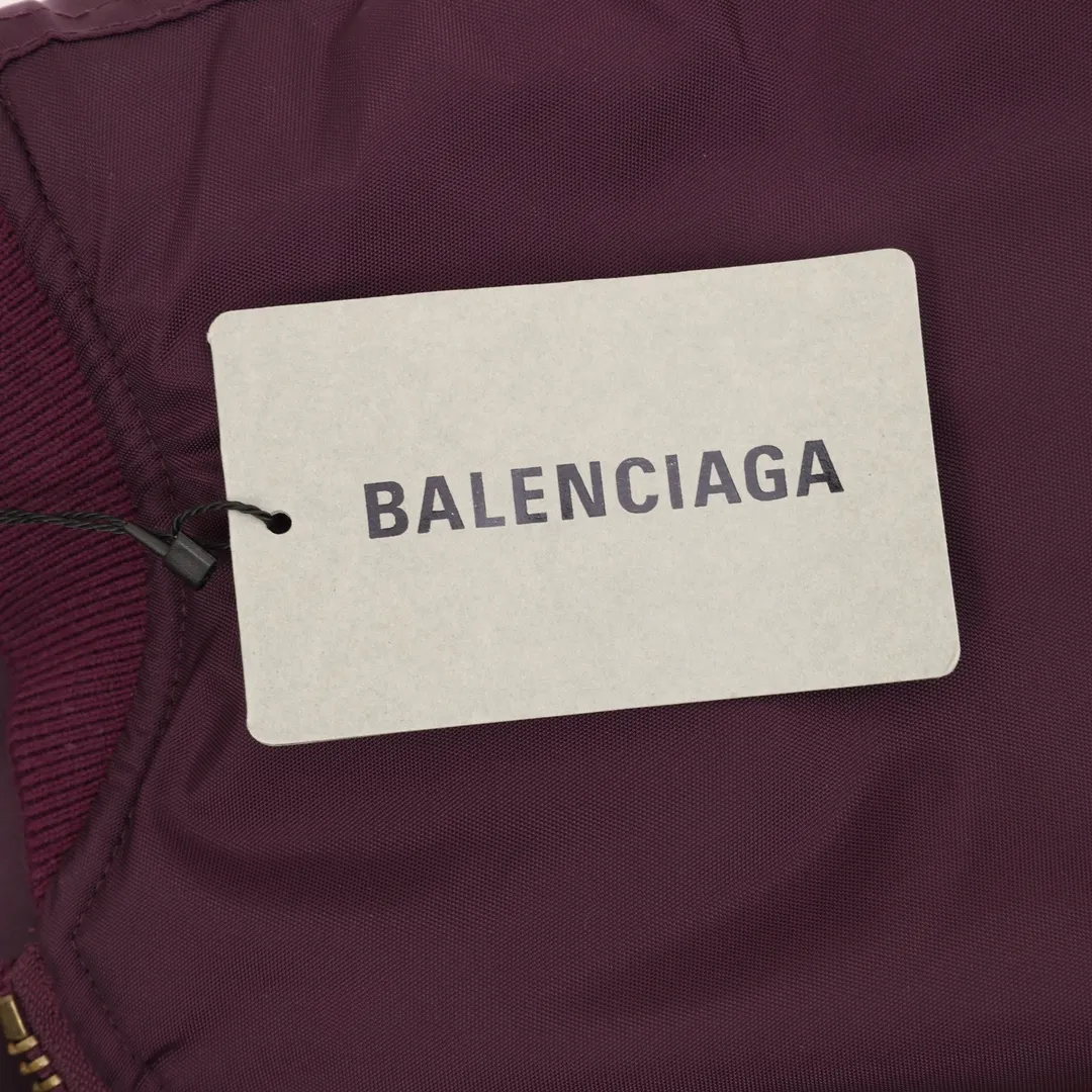 💰630 [Top version] Balenciaga / Balenciaga BLCG 25FW Manchester United Lion Badge Yellow Label Logo Baseball Flight Cotton Jacket Made of customized nylon matt nylon fabric Memory lining is used on the inside Composite pearl quilting is added on the inside Pilot's classic Alpha Air Force jacket design 3D three-dimensional tailoring process Manchester United Lion logo adopts Tajima 10000 needle appliqué process Inner pocket design of the clothes Mold custom brand logo four-button pure copper puller Original main mark, washed tag brand packaging Color: black/purple Size: 46/48/50/52 Size chart: Length Chest Shoulder width Sleeve length 46: 70 132 55 60 48: 72 136 57 61 50: 74 140 58 63 52: 75 144 60 64 Note: There is a difference of 1~2CM due to manual measurement.