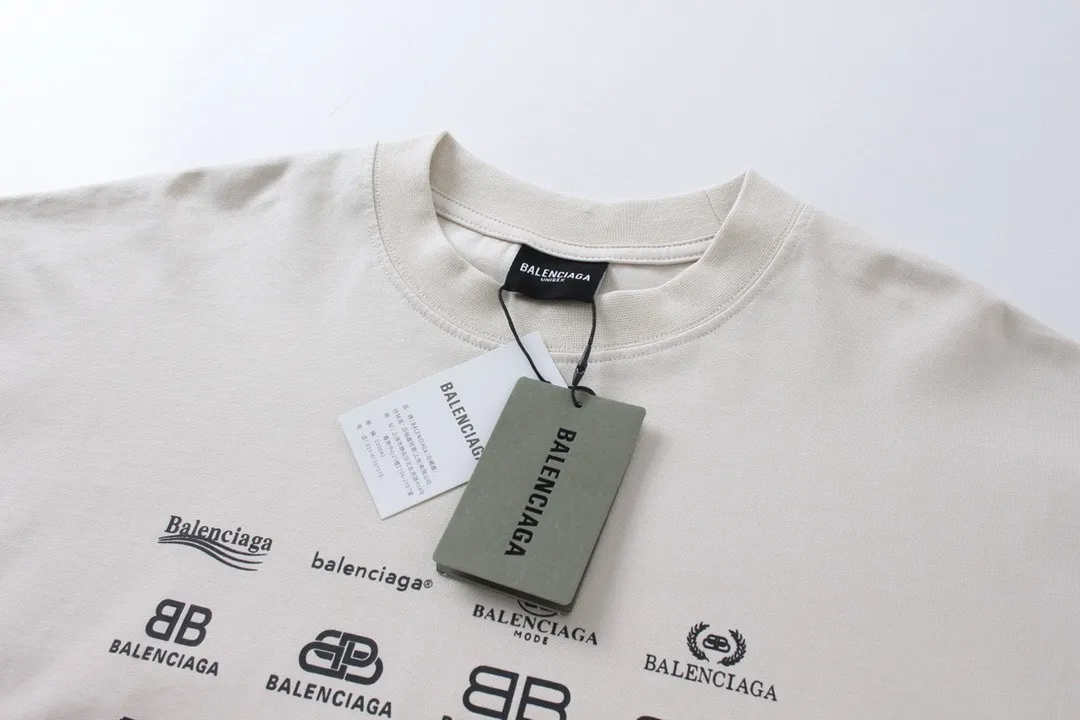 🅿️200 real photos [Top version. Official website quality] BALENCI*GA/Paris BALENCI*GA# 2024 spring and summer new style, printed with classic LOGO collection long-sleeved T-shirt. 2024 spring and summer new product. Brick cabinet synchronization. Welcome to compare. The fabric is made of Paris ZP custom-woven and dyed 100% cotton double yarn compact cotton. The weight is 260 grams, the cloth surface is clean, the cloth texture is clear, soft and comfortable. The color fastness is good. It is not easy to change color. The threads are woven and dyed with no color difference. The printing uses imported environmentally friendly rubber paddles, precision stencils, fine LOGO letters, clear letters, no burrs, and a three-dimensional effect. Restore brick cabinet. The version adopts OS loose shoulder style. Same style for men and women. Code: BL225005 Color: black, beige, pink, smoky gray, white Size: XS S M L