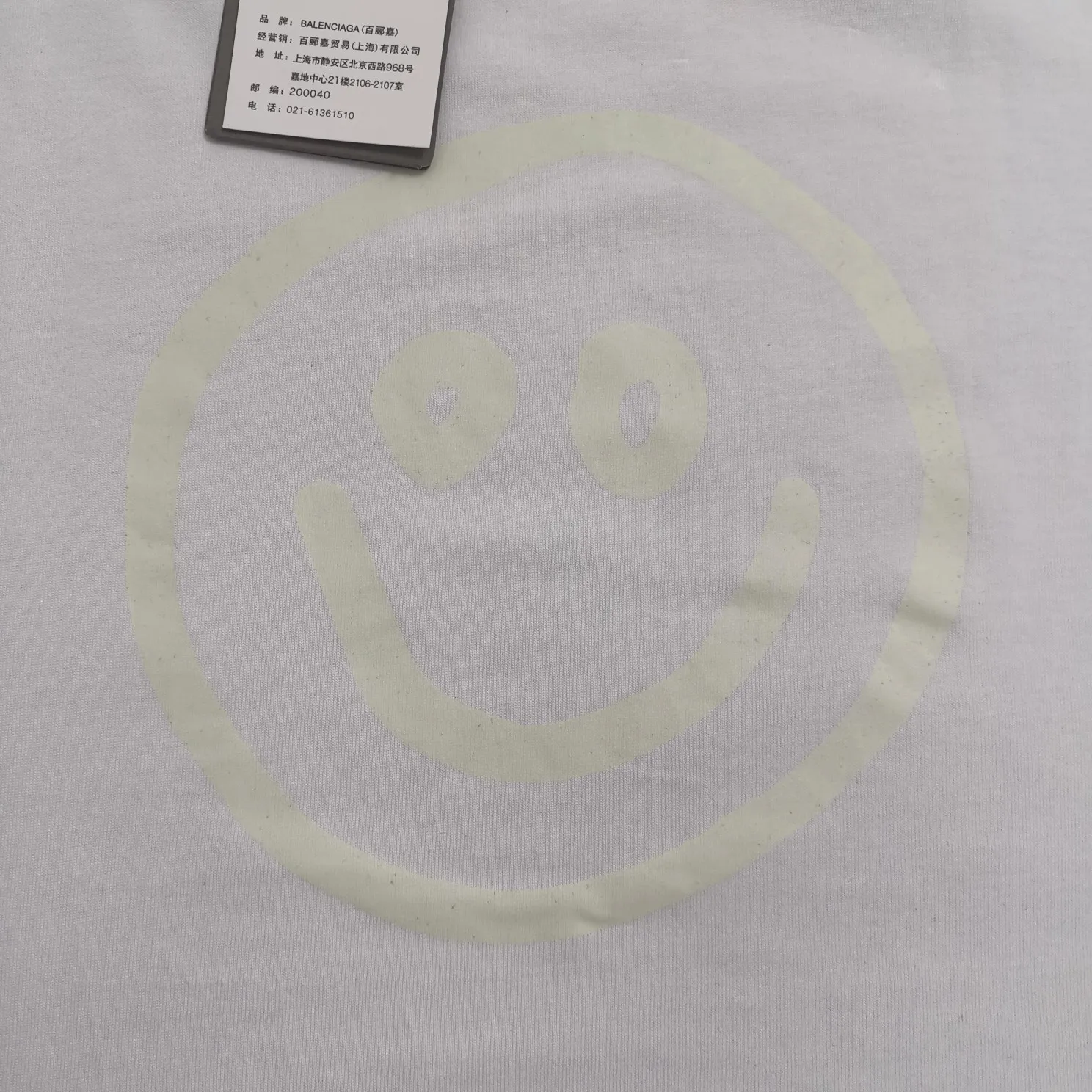 Top tested version BALENCIAGA fluorescent smiling face pure cotton loose-fitting trendy brand short sleeves for men and women couples. First of all, I would like to express my sincere blessings to all my partners through this single product. May all your wishes come true in 2022 and your smiles will always be on your face.  This print has a fluorescent effect, and the print is exposed to light or. The fluorescent effect will appear under the circumstances, and it will be more obvious at night, especially in the bar. It will definitely look like a handsome boy or girl! The printing process uses luminous offset printing. The fluorescent powder imported from Japan is added to the glue, which blends well with the glue and generates heat. When heated into water, it will not bubble or fall off. Original craftsmanship, ZP synchronization. The back printing adopts Japanese Tajima embroidery machine, which has high embroidery precision, no skipping and breakage, and cherry blossom thread guarantee. A full set of customized accessories, tags, washing, and packaging are consistent with the original ones. Color: black and white Size: XS-L P:250