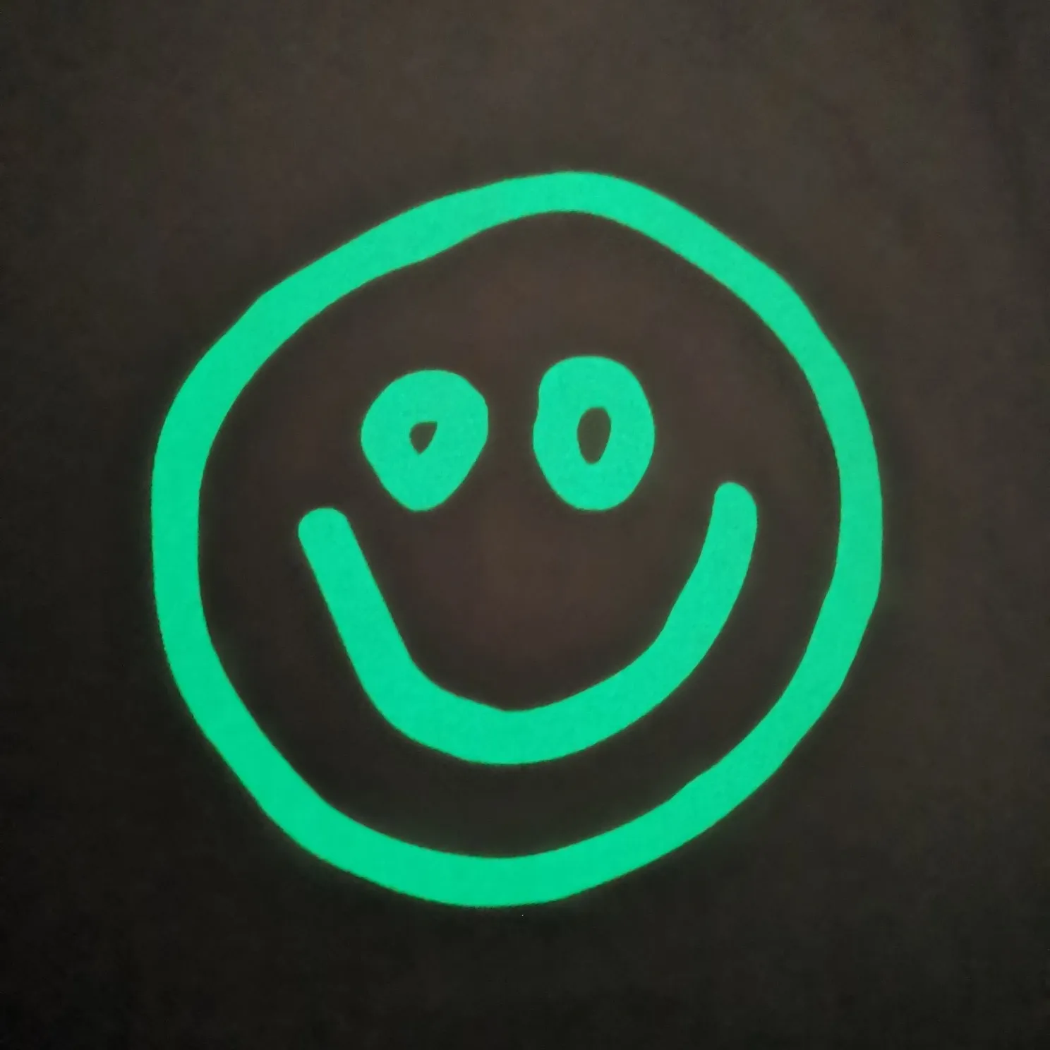 Top tested version BALENCIAGA fluorescent smiling face pure cotton loose-fitting trendy brand short sleeves for men and women couples. First of all, I would like to express my sincere blessings to all my partners through this single product. May all your wishes come true in 2022 and your smiles will always be on your face.  This print has a fluorescent effect, and the print is exposed to light or. The fluorescent effect will appear under the circumstances, and it will be more obvious at night, especially in the bar. It will definitely look like a handsome boy or girl! The printing process uses luminous offset printing. The fluorescent powder imported from Japan is added to the glue, which blends well with the glue and generates heat. When heated into water, it will not bubble or fall off. Original craftsmanship, ZP synchronization. The back printing adopts Japanese Tajima embroidery machine, which has high embroidery precision, no skipping and breakage, and cherry blossom thread guarantee. A full set of customized accessories, tags, washing, and packaging are consistent with the original ones. Color: black and white Size: XS-L P:250