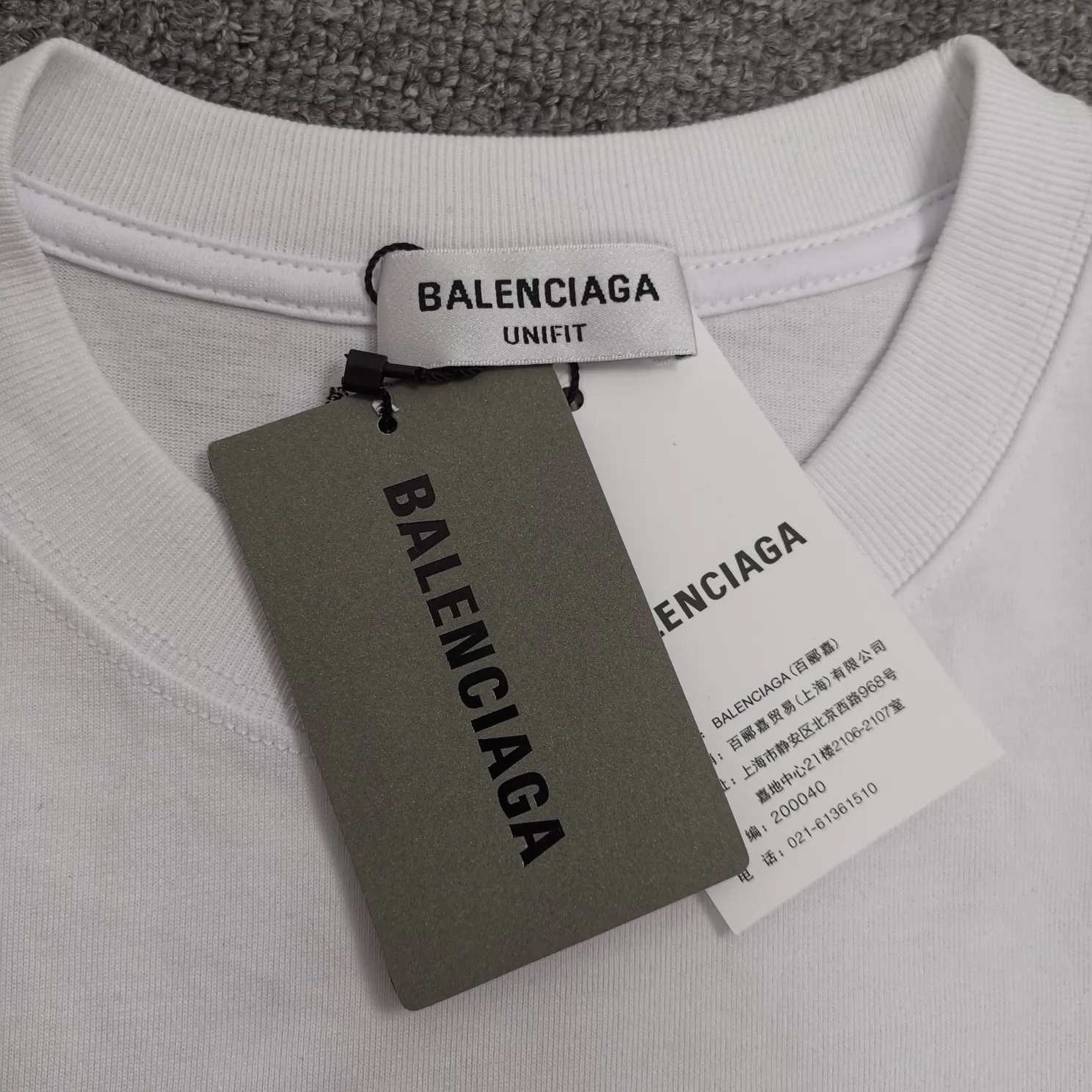 Top tested version BALENCIAGA fluorescent smiling face pure cotton loose-fitting trendy brand short sleeves for men and women couples. First of all, I would like to express my sincere blessings to all my partners through this single product. May all your wishes come true in 2022 and your smiles will always be on your face.  This print has a fluorescent effect, and the print is exposed to light or. The fluorescent effect will appear under the circumstances, and it will be more obvious at night, especially in the bar. It will definitely look like a handsome boy or girl! The printing process uses luminous offset printing. The fluorescent powder imported from Japan is added to the glue, which blends well with the glue and generates heat. When heated into water, it will not bubble or fall off. Original craftsmanship, ZP synchronization. The back printing adopts Japanese Tajima embroidery machine, which has high embroidery precision, no skipping and breakage, and cherry blossom thread guarantee. A full set of customized accessories, tags, washing, and packaging are consistent with the original ones. Color: black and white Size: XS-L P:250