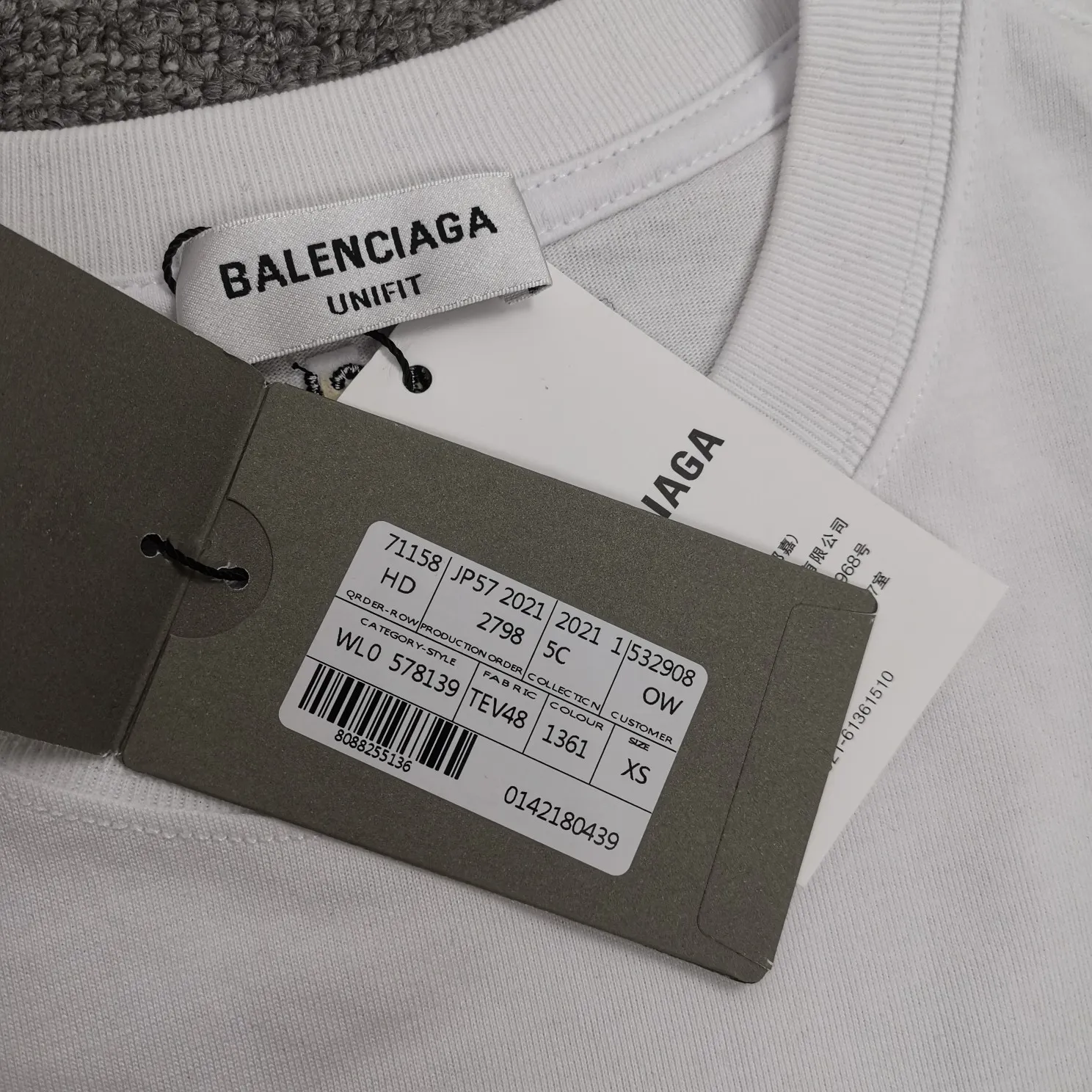 Top tested version BALENCIAGA fluorescent smiling face pure cotton loose-fitting trendy brand short sleeves for men and women couples. First of all, I would like to express my sincere blessings to all my partners through this single product. May all your wishes come true in 2022 and your smiles will always be on your face.  This print has a fluorescent effect, and the print is exposed to light or. The fluorescent effect will appear under the circumstances, and it will be more obvious at night, especially in the bar. It will definitely look like a handsome boy or girl! The printing process uses luminous offset printing. The fluorescent powder imported from Japan is added to the glue, which blends well with the glue and generates heat. When heated into water, it will not bubble or fall off. Original craftsmanship, ZP synchronization. The back printing adopts Japanese Tajima embroidery machine, which has high embroidery precision, no skipping and breakage, and cherry blossom thread guarantee. A full set of customized accessories, tags, washing, and packaging are consistent with the original ones. Color: black and white Size: XS-L P:250
