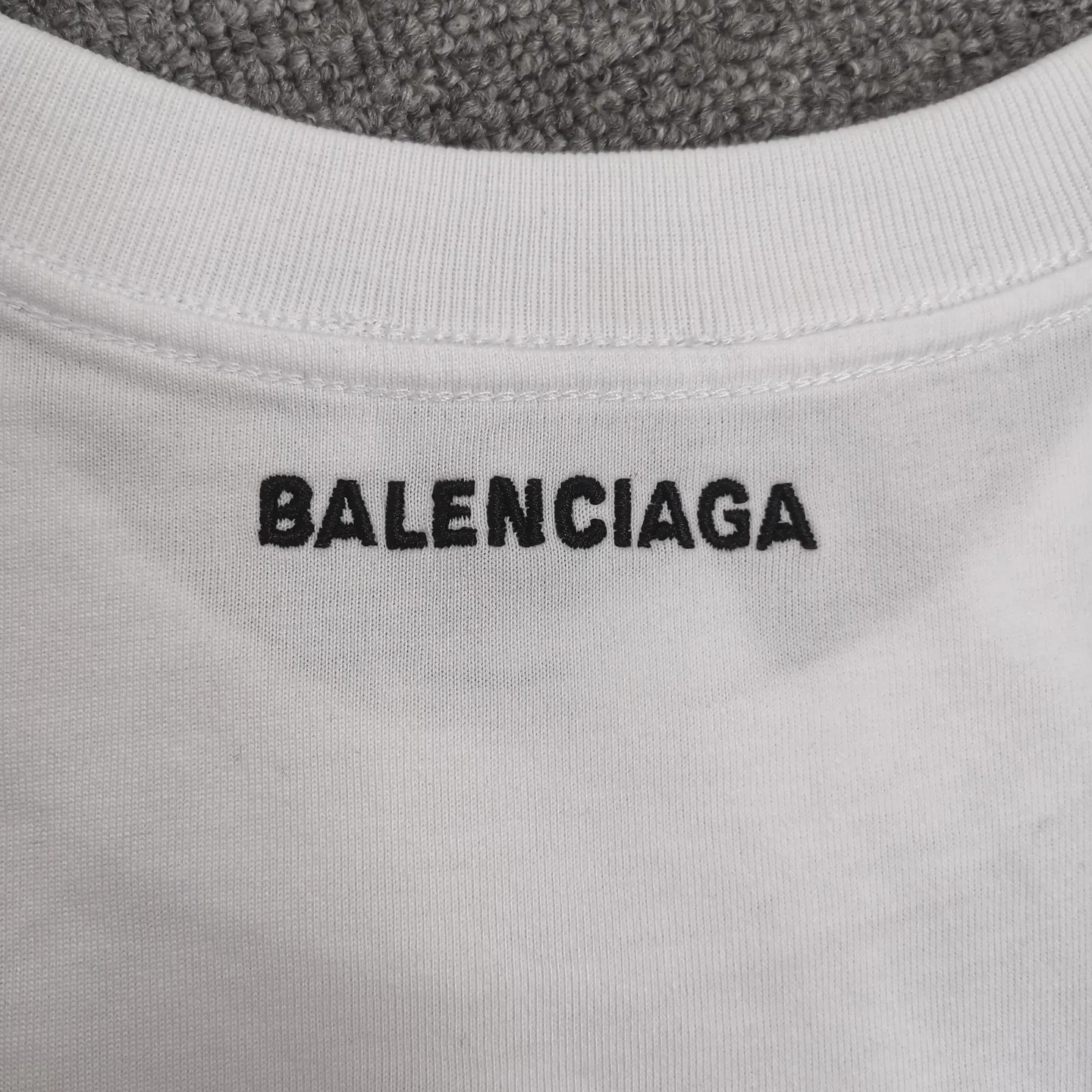 Top tested version BALENCIAGA fluorescent smiling face pure cotton loose-fitting trendy brand short sleeves for men and women couples. First of all, I would like to express my sincere blessings to all my partners through this single product. May all your wishes come true in 2022 and your smiles will always be on your face.  This print has a fluorescent effect, and the print is exposed to light or. The fluorescent effect will appear under the circumstances, and it will be more obvious at night, especially in the bar. It will definitely look like a handsome boy or girl! The printing process uses luminous offset printing. The fluorescent powder imported from Japan is added to the glue, which blends well with the glue and generates heat. When heated into water, it will not bubble or fall off. Original craftsmanship, ZP synchronization. The back printing adopts Japanese Tajima embroidery machine, which has high embroidery precision, no skipping and breakage, and cherry blossom thread guarantee. A full set of customized accessories, tags, washing, and packaging are consistent with the original ones. Color: black and white Size: XS-L P:250