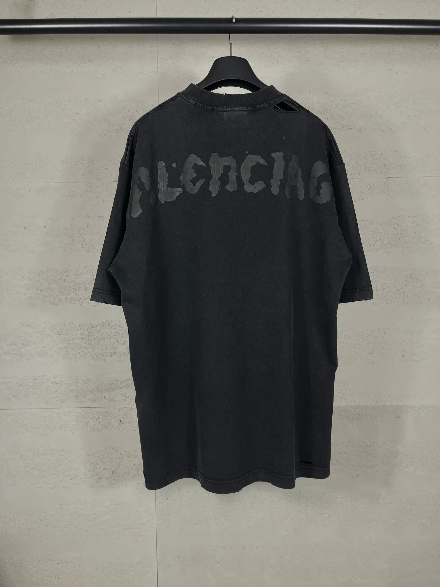 🅿️194 Actual pictures [Top version. Official website quality] BALENCI*GA/Paris.SS25 latest style classic LOGO printed on the back, washed and distressed short-sleeved T-shirt. Ready-to-wear, washed and distressed. Brick cabinets are synchronized. Genuine products are developed at the first time. The fabric is made of Paris ZP custom-woven and dyed double yarn. The weight is 260 grams, the cloth surface is clean, the texture is clear, and there is no color difference. The printing is made of genuine glue and has a three-dimensional effect. The version adopts OS loose shoulder design. Same style for men and women. Code: BL253627 Color: washed black Size: XS S M L