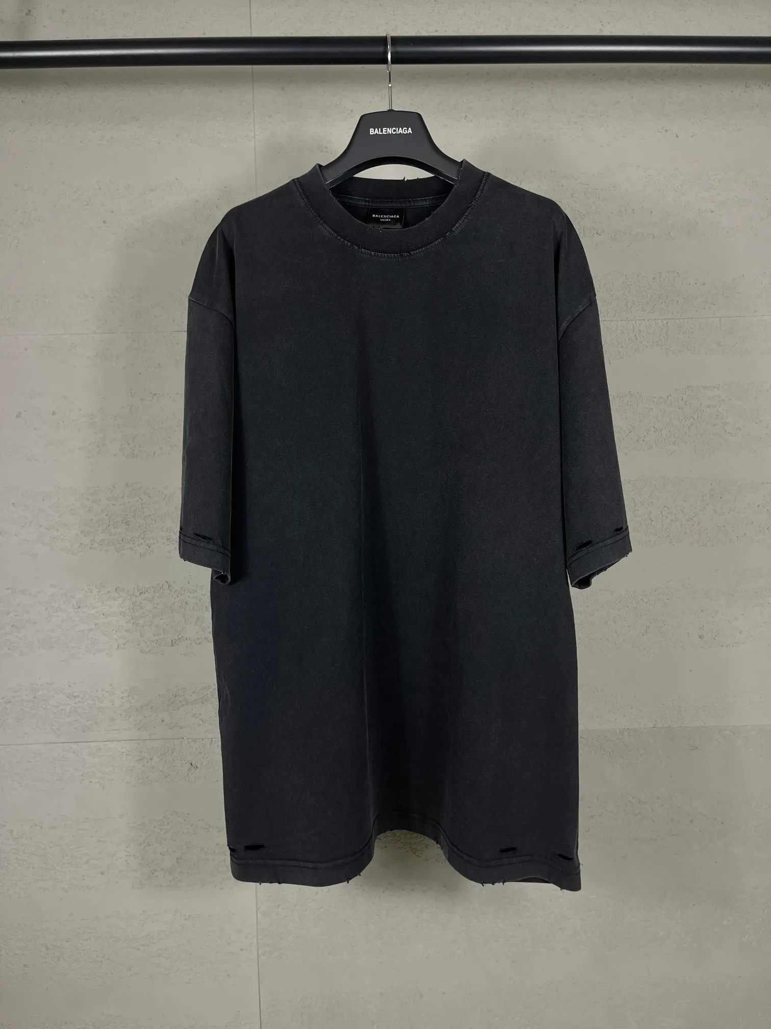 🅿️194 Actual pictures [Top version. Official website quality] BALENCI*GA/Paris.SS25 latest style classic LOGO printed on the back, washed and distressed short-sleeved T-shirt. Ready-to-wear, washed and distressed. Brick cabinets are synchronized. Genuine products are developed at the first time. The fabric is made of Paris ZP custom-woven and dyed double yarn. The weight is 260 grams, the cloth surface is clean, the texture is clear, and there is no color difference. The printing is made of genuine glue and has a three-dimensional effect. The version adopts OS loose shoulder design. Same style for men and women. Code: BL253627 Color: washed black Size: XS S M L