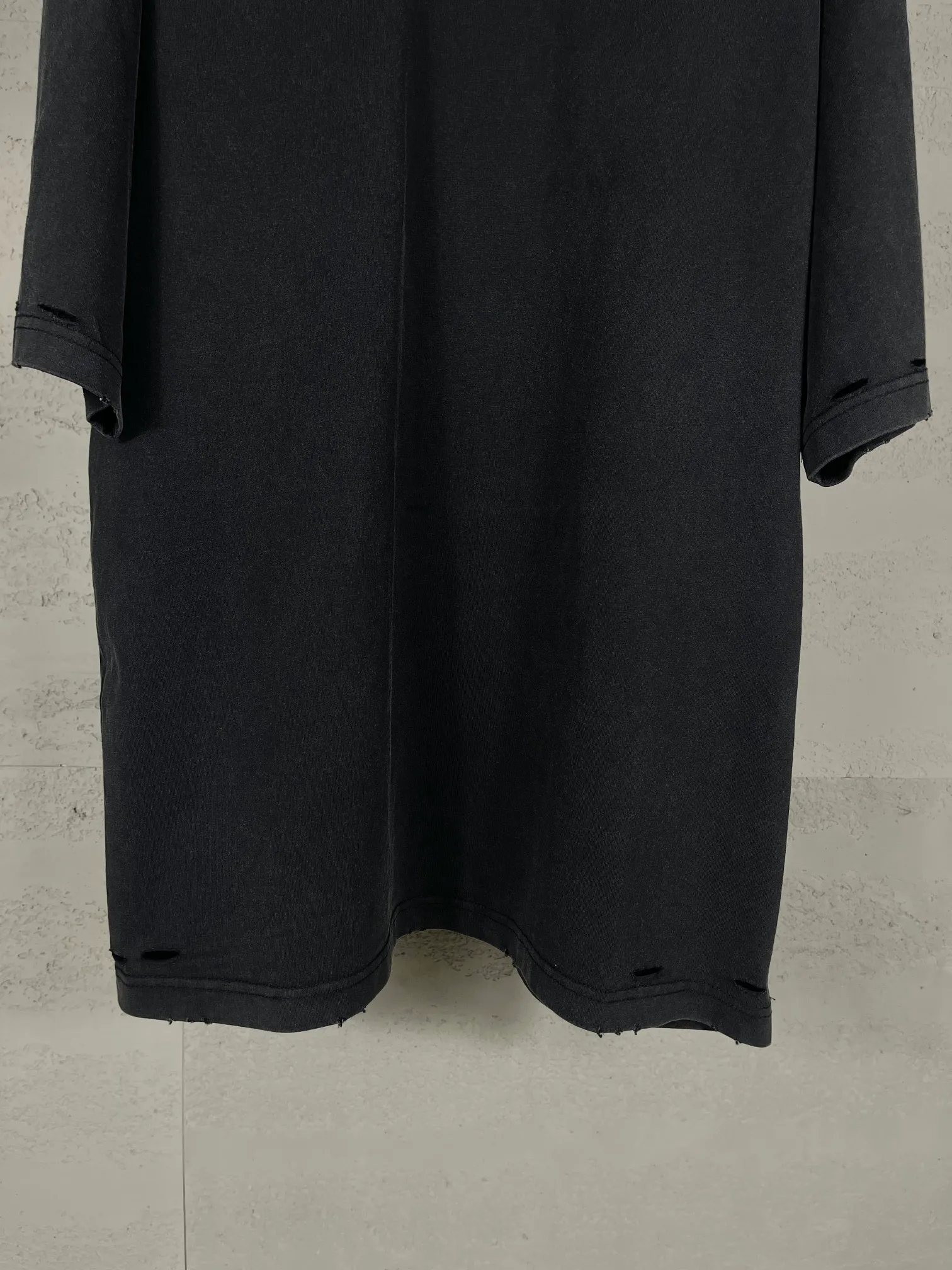 🅿️194 Actual pictures [Top version. Official website quality] BALENCI*GA/Paris.SS25 latest style classic LOGO printed on the back, washed and distressed short-sleeved T-shirt. Ready-to-wear, washed and distressed. Brick cabinets are synchronized. Genuine products are developed at the first time. The fabric is made of Paris ZP custom-woven and dyed double yarn. The weight is 260 grams, the cloth surface is clean, the texture is clear, and there is no color difference. The printing is made of genuine glue and has a three-dimensional effect. The version adopts OS loose shoulder design. Same style for men and women. Code: BL253627 Color: washed black Size: XS S M L