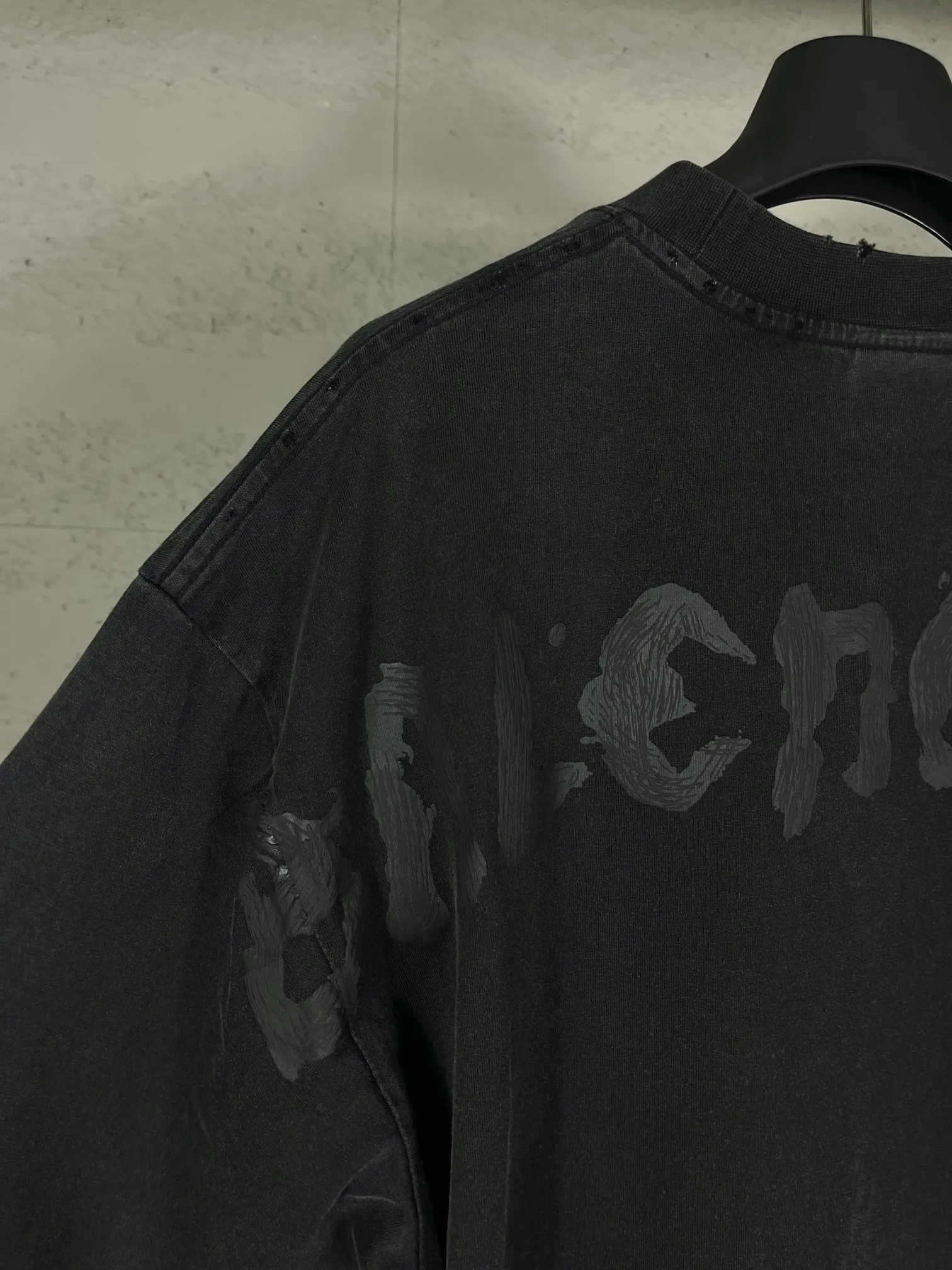 🅿️194 Actual pictures [Top version. Official website quality] BALENCI*GA/Paris.SS25 latest style classic LOGO printed on the back, washed and distressed short-sleeved T-shirt. Ready-to-wear, washed and distressed. Brick cabinets are synchronized. Genuine products are developed at the first time. The fabric is made of Paris ZP custom-woven and dyed double yarn. The weight is 260 grams, the cloth surface is clean, the texture is clear, and there is no color difference. The printing is made of genuine glue and has a three-dimensional effect. The version adopts OS loose shoulder design. Same style for men and women. Code: BL253627 Color: washed black Size: XS S M L