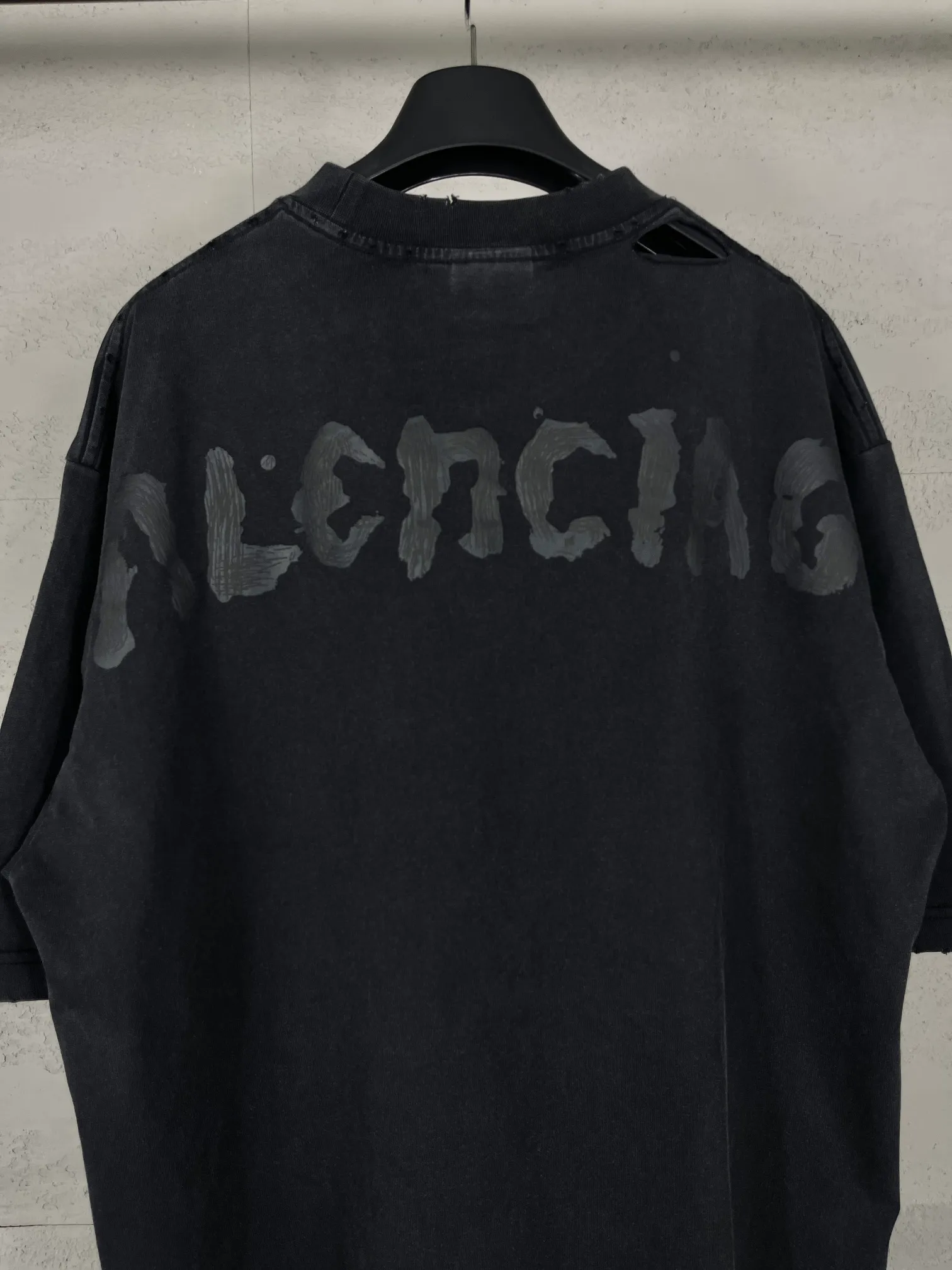 🅿️194 Actual pictures [Top version. Official website quality] BALENCI*GA/Paris.SS25 latest style classic LOGO printed on the back, washed and distressed short-sleeved T-shirt. Ready-to-wear, washed and distressed. Brick cabinets are synchronized. Genuine products are developed at the first time. The fabric is made of Paris ZP custom-woven and dyed double yarn. The weight is 260 grams, the cloth surface is clean, the texture is clear, and there is no color difference. The printing is made of genuine glue and has a three-dimensional effect. The version adopts OS loose shoulder design. Same style for men and women. Code: BL253627 Color: washed black Size: XS S M L