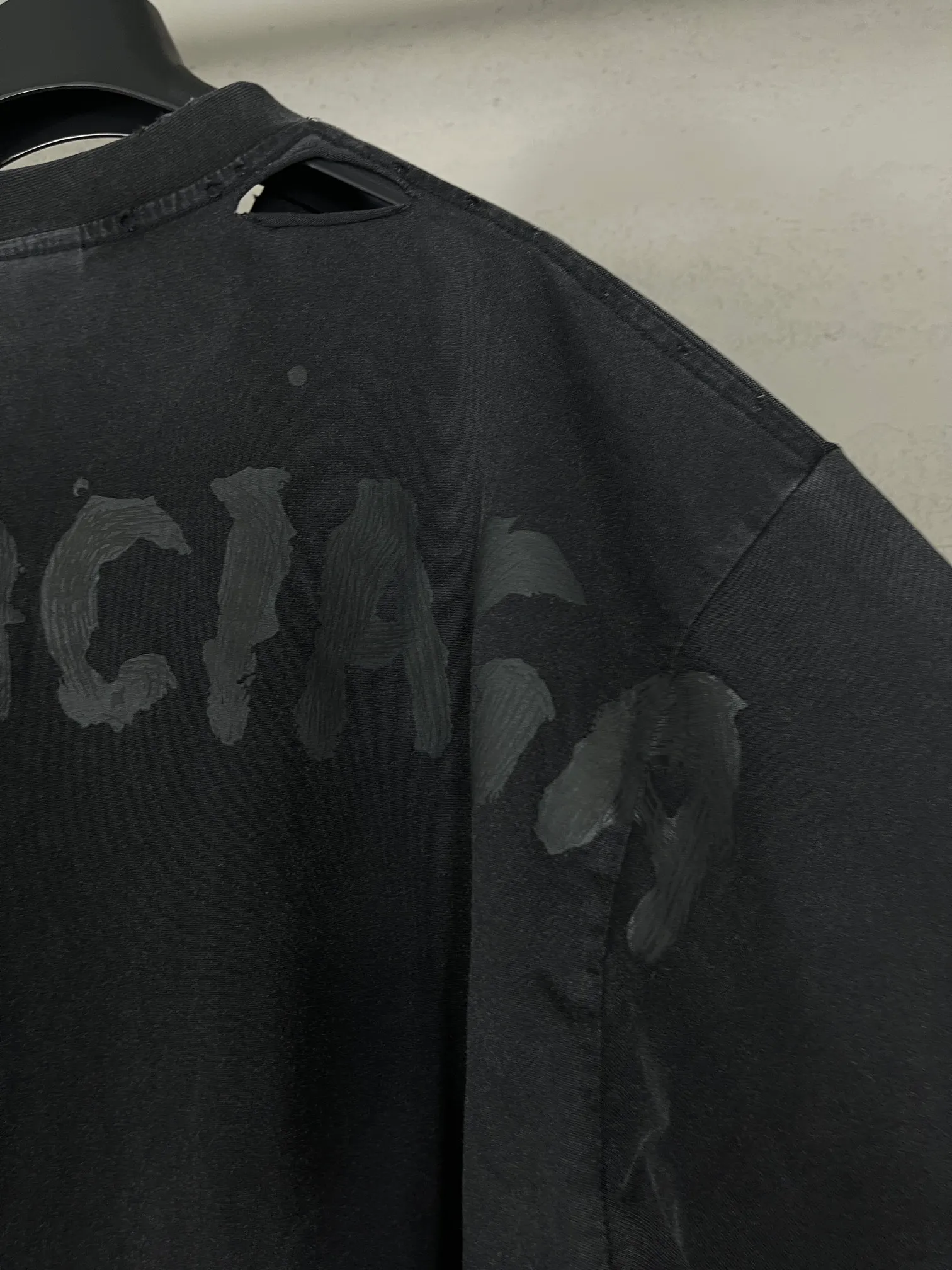🅿️194 Actual pictures [Top version. Official website quality] BALENCI*GA/Paris.SS25 latest style classic LOGO printed on the back, washed and distressed short-sleeved T-shirt. Ready-to-wear, washed and distressed. Brick cabinets are synchronized. Genuine products are developed at the first time. The fabric is made of Paris ZP custom-woven and dyed double yarn. The weight is 260 grams, the cloth surface is clean, the texture is clear, and there is no color difference. The printing is made of genuine glue and has a three-dimensional effect. The version adopts OS loose shoulder design. Same style for men and women. Code: BL253627 Color: washed black Size: XS S M L