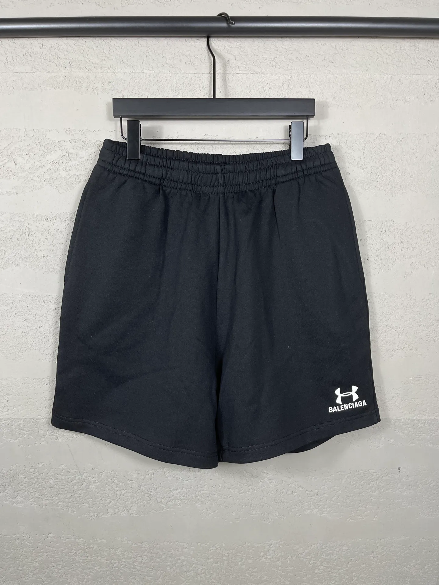 🅿️210 real photos [Top version. Official website quality] BALENCI*GA/Paris. 2025 new model. New embroidered shorts co-branded by Under Armor in Paris. Synchronized with brick cabinets. Developed as genuine products at the first time, please print and compare! The fabric is made of Paris ZP custom-woven and dyed 100% cotton terry sweatshirt. The weight is 460 grams. The cloth surface is clean. The cloth pattern is clear and the hand feels soft and comfortable. The embroidery uses an imported Tajima embroidery machine. The letters are clear and the effect is three-dimensional. The version adopts a loose version. Same style for men and women. Code: BL257003 Color: black, white Size: XS S M L