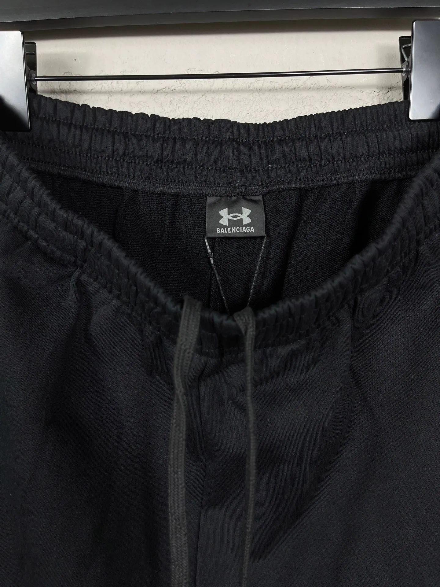 🅿️210 real photos [Top version. Official website quality] BALENCI*GA/Paris. 2025 new model. New embroidered shorts co-branded by Under Armor in Paris. Synchronized with brick cabinets. Developed as genuine products at the first time, please print and compare! The fabric is made of Paris ZP custom-woven and dyed 100% cotton terry sweatshirt. The weight is 460 grams. The cloth surface is clean. The cloth pattern is clear and the hand feels soft and comfortable. The embroidery uses an imported Tajima embroidery machine. The letters are clear and the effect is three-dimensional. The version adopts a loose version. Same style for men and women. Code: BL257003 Color: black, white Size: XS S M L