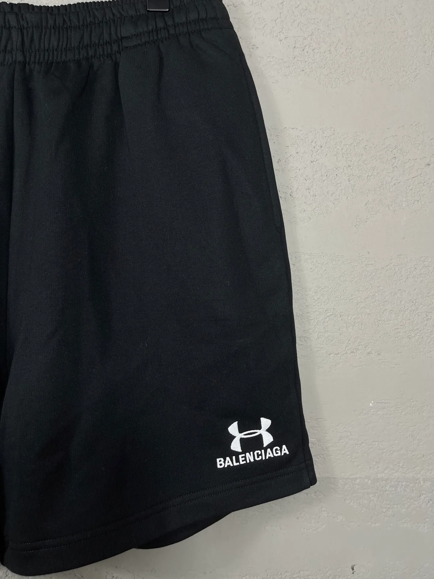 🅿️210 real photos [Top version. Official website quality] BALENCI*GA/Paris. 2025 new model. New embroidered shorts co-branded by Under Armor in Paris. Synchronized with brick cabinets. Developed as genuine products at the first time, please print and compare! The fabric is made of Paris ZP custom-woven and dyed 100% cotton terry sweatshirt. The weight is 460 grams. The cloth surface is clean. The cloth pattern is clear and the hand feels soft and comfortable. The embroidery uses an imported Tajima embroidery machine. The letters are clear and the effect is three-dimensional. The version adopts a loose version. Same style for men and women. Code: BL257003 Color: black, white Size: XS S M L