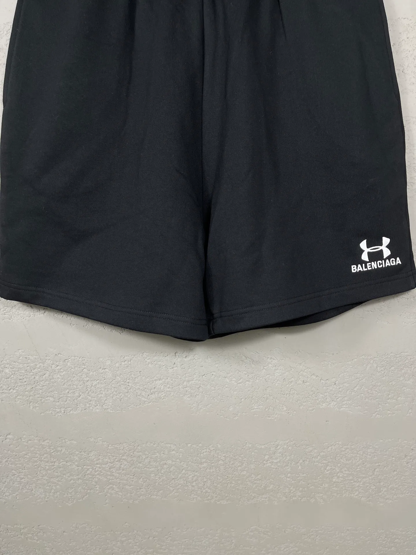 🅿️210 real photos [Top version. Official website quality] BALENCI*GA/Paris. 2025 new model. New embroidered shorts co-branded by Under Armor in Paris. Synchronized with brick cabinets. Developed as genuine products at the first time, please print and compare! The fabric is made of Paris ZP custom-woven and dyed 100% cotton terry sweatshirt. The weight is 460 grams. The cloth surface is clean. The cloth pattern is clear and the hand feels soft and comfortable. The embroidery uses an imported Tajima embroidery machine. The letters are clear and the effect is three-dimensional. The version adopts a loose version. Same style for men and women. Code: BL257003 Color: black, white Size: XS S M L