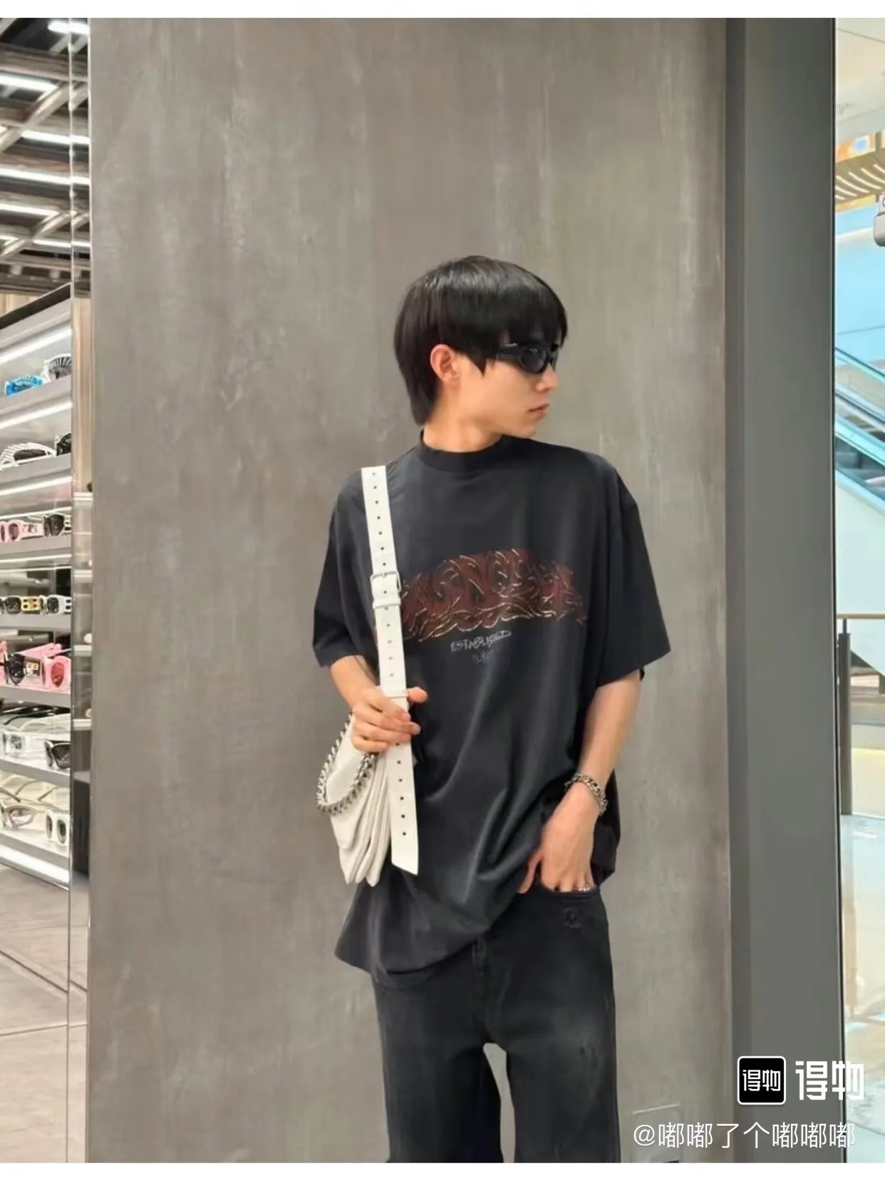 🎀Hot model picture🎀Top tested version Balenciaga 24SS flame graffiti letters distressed printed short-sleeved T-shirt. The fabric is made of 240 grams of smooth pure cotton double yarn. It is high in weight and is still cool and comfortable to wear. Balenciaga 23SS flame graffiti letter LOGO short-sleeved T-shirt! You must not miss the explosive power of this fashion! This T-shirt is really too stylish, with the letter LOGO and flame graffiti. The perfect blend together ignites the passion for fashion! Not only can it show your personality, but it can also add a rebellious and flamboyant attitude to your overall look! Whether you are a street trend or a fairy who pursues fashion taste, this short-sleeved T-shirt can make you look cool in a different way! 10. Moreover, its design and tailoring are very fitting, and the comfort cannot be ignored! " This T-shirt has long become the new darling of the fashion circle. Many stars and celebrities have fallen in love with it. Just search on Instagram and you will find countless fashionistas showing off this hot item! "Journey of Flame" makes itself the focus of street fashion and attracts everyone's attention! Thermoset ink printing uses chemical ink as pigment and requires high temperature drying to solidify the ink onto the fabric for a unique aged effect‼ ️ 🤩Made of custom-woven pure cotton fabric, it is close-fitting and comfortable, and has a first-class feel! The loose fit creates an oversize silhouette, and the small neckline design is very slim, and is more popular among young men and women 🙋🏻‍♀️! The ribbed round neck and retro plain fabric mid-cut design create a unique style and charm! The upper body shape is not flattering, and it can be worn with a couple outfit! Color: distressed pink, washed black, size S～XL p:270