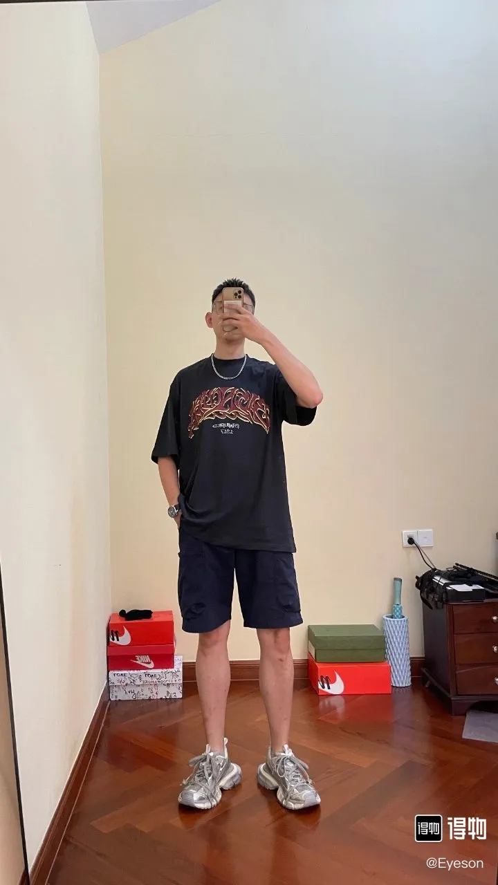 🎀Hot model picture🎀Top tested version Balenciaga 24SS flame graffiti letters distressed printed short-sleeved T-shirt. The fabric is made of 240 grams of smooth pure cotton double yarn. It is high in weight and is still cool and comfortable to wear. Balenciaga 23SS flame graffiti letter LOGO short-sleeved T-shirt! You must not miss the explosive power of this fashion! This T-shirt is really too stylish, with the letter LOGO and flame graffiti. The perfect blend together ignites the passion for fashion! Not only can it show your personality, but it can also add a rebellious and flamboyant attitude to your overall look! Whether you are a street trend or a fairy who pursues fashion taste, this short-sleeved T-shirt can make you look cool in a different way! 10. Moreover, its design and tailoring are very fitting, and the comfort cannot be ignored! " This T-shirt has long become the new darling of the fashion circle. Many stars and celebrities have fallen in love with it. Just search on Instagram and you will find countless fashionistas showing off this hot item! "Journey of Flame" makes itself the focus of street fashion and attracts everyone's attention! Thermoset ink printing uses chemical ink as pigment and requires high temperature drying to solidify the ink onto the fabric for a unique aged effect‼ ️ 🤩Made of custom-woven pure cotton fabric, it is close-fitting and comfortable, and has a first-class feel! The loose fit creates an oversize silhouette, and the small neckline design is very slim, and is more popular among young men and women 🙋🏻‍♀️! The ribbed round neck and retro plain fabric mid-cut design create a unique style and charm! The upper body shape is not flattering, and it can be worn with a couple outfit! Color: distressed pink, washed black, size S～XL p:270