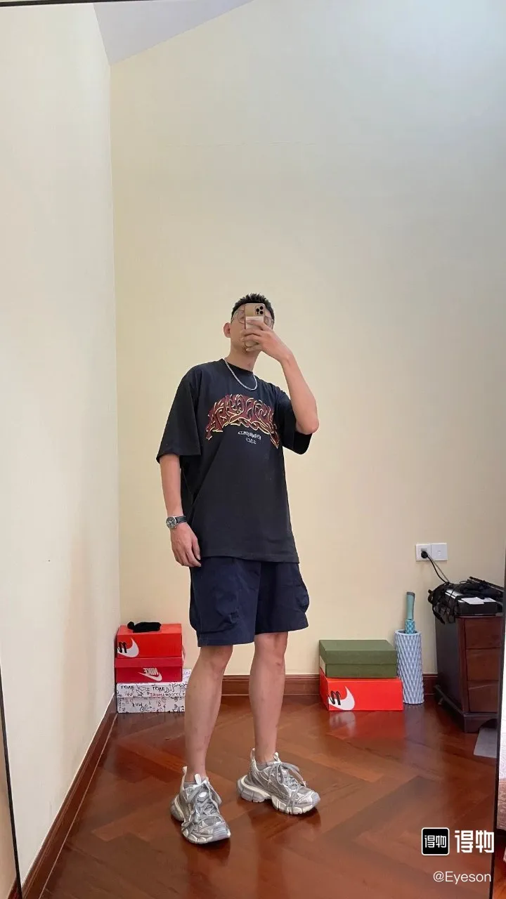 🎀Hot model picture🎀Top tested version Balenciaga 24SS flame graffiti letters distressed printed short-sleeved T-shirt. The fabric is made of 240 grams of smooth pure cotton double yarn. It is high in weight and is still cool and comfortable to wear. Balenciaga 23SS flame graffiti letter LOGO short-sleeved T-shirt! You must not miss the explosive power of this fashion! This T-shirt is really too stylish, with the letter LOGO and flame graffiti. The perfect blend together ignites the passion for fashion! Not only can it show your personality, but it can also add a rebellious and flamboyant attitude to your overall look! Whether you are a street trend or a fairy who pursues fashion taste, this short-sleeved T-shirt can make you look cool in a different way! 10. Moreover, its design and tailoring are very fitting, and the comfort cannot be ignored! " This T-shirt has long become the new darling of the fashion circle. Many stars and celebrities have fallen in love with it. Just search on Instagram and you will find countless fashionistas showing off this hot item! "Journey of Flame" makes itself the focus of street fashion and attracts everyone's attention! Thermoset ink printing uses chemical ink as pigment and requires high temperature drying to solidify the ink onto the fabric for a unique aged effect‼ ️ 🤩Made of custom-woven pure cotton fabric, it is close-fitting and comfortable, and has a first-class feel! The loose fit creates an oversize silhouette, and the small neckline design is very slim, and is more popular among young men and women 🙋🏻‍♀️! The ribbed round neck and retro plain fabric mid-cut design create a unique style and charm! The upper body shape is not flattering, and it can be worn with a couple outfit! Color: distressed pink, washed black, size S～XL p:270