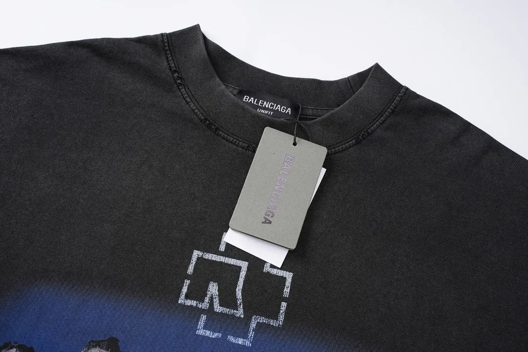 🅿️270 - BALENCI*GA 24s Paris Rammstein band co-branded long-sleeve. The fabric is made of Paris ZP custom-woven and dyed double-yarn pure cotton fabric 280g. The threads are custom-woven and dyed without color difference. The classic LOGO pattern on the front and back is made of Kornit direct-injection. Letter pull cracking process. Ready-to-wear wash. Two high-temperature styling washes. Os dropped shoulder loose version, same style for men and women! ! -Color: washed black
