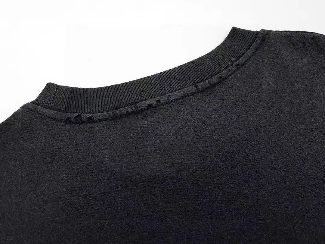 🅿️270 - BALENCI*GA 24s Paris Rammstein band co-branded long-sleeve. The fabric is made of Paris ZP custom-woven and dyed double-yarn pure cotton fabric 280g. The threads are custom-woven and dyed without color difference. The classic LOGO pattern on the front and back is made of Kornit direct-injection. Letter pull cracking process. Ready-to-wear wash. Two high-temperature styling washes. Os dropped shoulder loose version, same style for men and women! ! -Color: washed black
