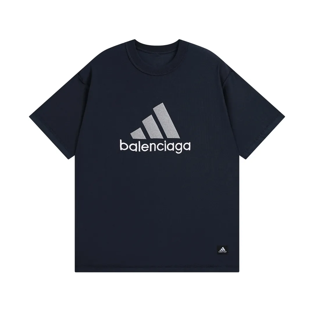 🅿️186 Detailed picture [Top version. Official website quality] BALENCI*GA/Paris co-branded Adidas classic LOGO combination on the front, double-sided front and back wear embroidered short-sleeved T-shirt# The fabric is made of Paris ZP custom-woven and dyed cotton double yarn. Weighing 260 grams, the cloth surface is clean. The cloth pattern is clear, soft and comfortable. The color fastness is good. It is not easy to change color. The threads are dyed with no color difference. The classic letter LOGO embroidery is embroidered using imported Tajima embroidery machine. The lines are clear and the effect is three-dimensional. Restored brick cabinets. The version adopts OS loose shoulder version. Same style for men and women. Code: BL223108 Color: white, sapphire blue, dark green Size: XS to L