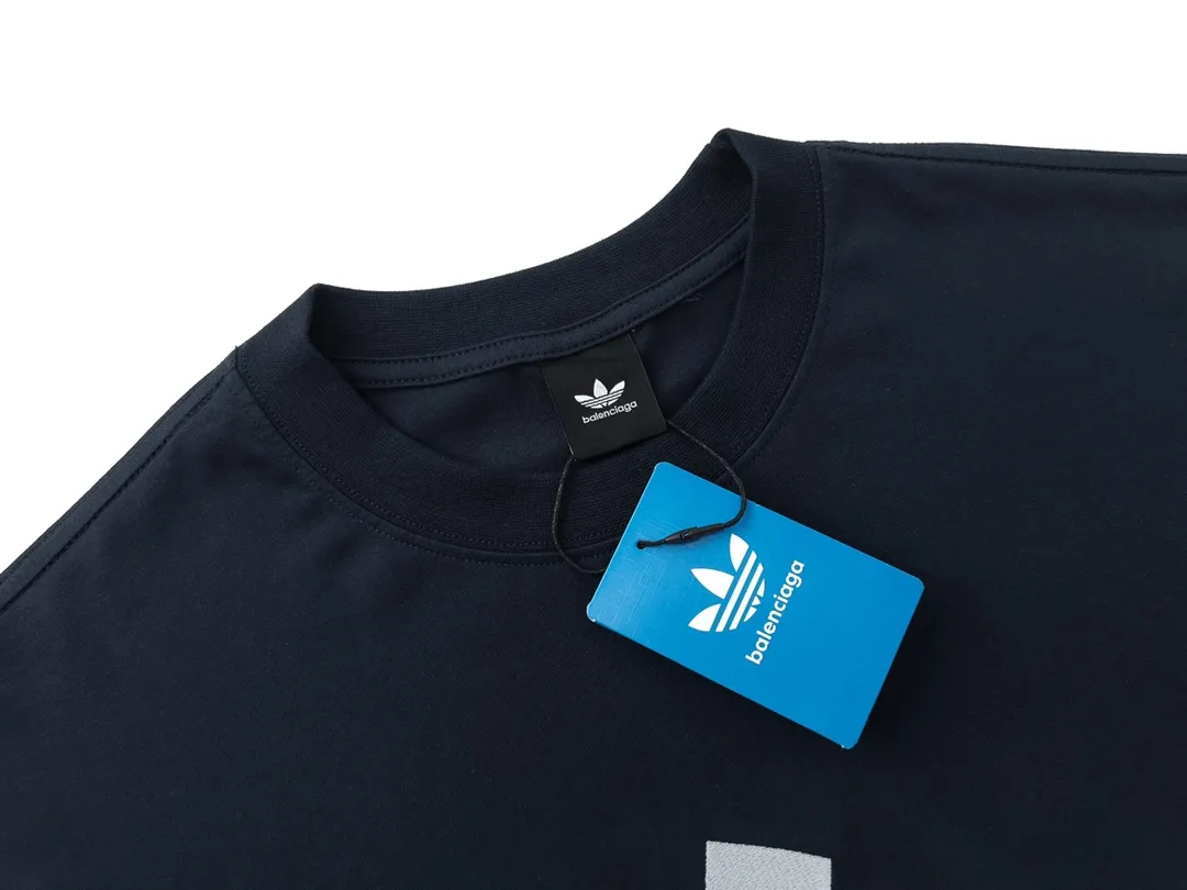 🅿️186 Detailed picture [Top version. Official website quality] BALENCI*GA/Paris co-branded Adidas classic LOGO combination on the front, double-sided front and back wear embroidered short-sleeved T-shirt# The fabric is made of Paris ZP custom-woven and dyed cotton double yarn. Weighing 260 grams, the cloth surface is clean. The cloth pattern is clear, soft and comfortable. The color fastness is good. It is not easy to change color. The threads are dyed with no color difference. The classic letter LOGO embroidery is embroidered using imported Tajima embroidery machine. The lines are clear and the effect is three-dimensional. Restored brick cabinets. The version adopts OS loose shoulder version. Same style for men and women. Code: BL223108 Color: white, sapphire blue, dark green Size: XS to L