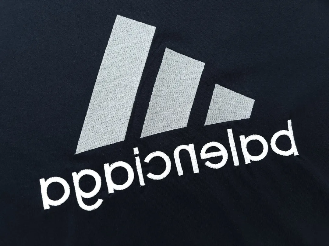 🅿️186 Detailed picture [Top version. Official website quality] BALENCI*GA/Paris co-branded Adidas classic LOGO combination on the front, double-sided front and back wear embroidered short-sleeved T-shirt# The fabric is made of Paris ZP custom-woven and dyed cotton double yarn. Weighing 260 grams, the cloth surface is clean. The cloth pattern is clear, soft and comfortable. The color fastness is good. It is not easy to change color. The threads are dyed with no color difference. The classic letter LOGO embroidery is embroidered using imported Tajima embroidery machine. The lines are clear and the effect is three-dimensional. Restored brick cabinets. The version adopts OS loose shoulder version. Same style for men and women. Code: BL223108 Color: white, sapphire blue, dark green Size: XS to L