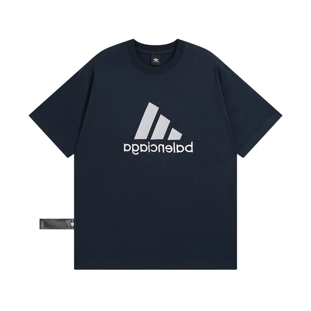 🅿️186 Detailed picture [Top version. Official website quality] BALENCI*GA/Paris co-branded Adidas classic LOGO combination on the front, double-sided front and back wear embroidered short-sleeved T-shirt# The fabric is made of Paris ZP custom-woven and dyed cotton double yarn. Weighing 260 grams, the cloth surface is clean. The cloth pattern is clear, soft and comfortable. The color fastness is good. It is not easy to change color. The threads are dyed with no color difference. The classic letter LOGO embroidery is embroidered using imported Tajima embroidery machine. The lines are clear and the effect is three-dimensional. Restored brick cabinets. The version adopts OS loose shoulder version. Same style for men and women. Code: BL223108 Color: white, sapphire blue, dark green Size: XS to L