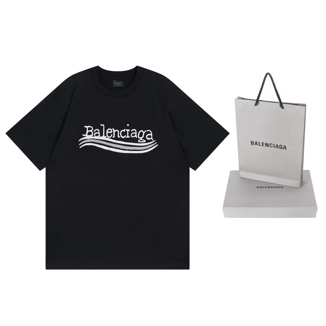 🅿️170 detailed pictures [Top version. Official website quality] BALENCI*GA/Paris #New front and rear Coke classic LOGO graffiti short-sleeved T-shirt #2023 autumn and winter new style. Brick cabinet synchronization.                       The fabric is made of Paris ZP custom-woven and dyed cotton sweatshirt. The weight is 260 grams. The cloth surface is clean. The cloth pattern is clear, soft and comfortable. The color fastness is good. It is not easy to change color. The printing uses a circular machine to imitate hand-painted effects. There are no burrs. The color is returned to the original board and the brick cabinet is restored. The version adopts OS loose shoulder version. Same style for men and women. Code: BL223309 Color: Black Size: XS to L