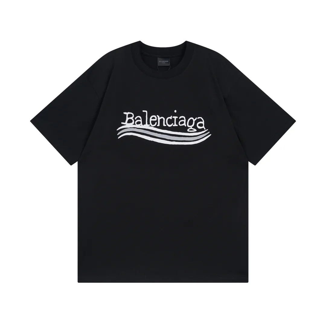 🅿️170 detailed pictures [Top version. Official website quality] BALENCI*GA/Paris #New front and rear Coke classic LOGO graffiti short-sleeved T-shirt #2023 autumn and winter new style. Brick cabinet synchronization.                       The fabric is made of Paris ZP custom-woven and dyed cotton sweatshirt. The weight is 260 grams. The cloth surface is clean. The cloth pattern is clear, soft and comfortable. The color fastness is good. It is not easy to change color. The printing uses a circular machine to imitate hand-painted effects. There are no burrs. The color is returned to the original board and the brick cabinet is restored. The version adopts OS loose shoulder version. Same style for men and women. Code: BL223309 Color: Black Size: XS to L