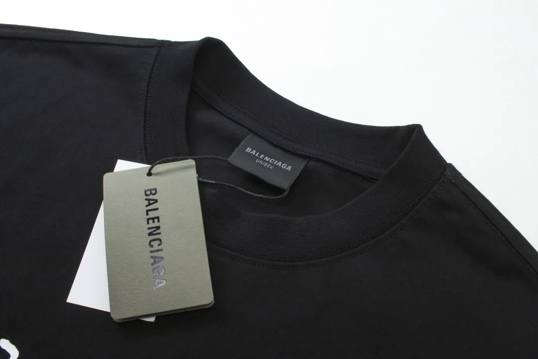 🅿️170 detailed pictures [Top version. Official website quality] BALENCI*GA/Paris #New front and rear Coke classic LOGO graffiti short-sleeved T-shirt #2023 autumn and winter new style. Brick cabinet synchronization.                       The fabric is made of Paris ZP custom-woven and dyed cotton sweatshirt. The weight is 260 grams. The cloth surface is clean. The cloth pattern is clear, soft and comfortable. The color fastness is good. It is not easy to change color. The printing uses a circular machine to imitate hand-painted effects. There are no burrs. The color is returned to the original board and the brick cabinet is restored. The version adopts OS loose shoulder version. Same style for men and women. Code: BL223309 Color: Black Size: XS to L