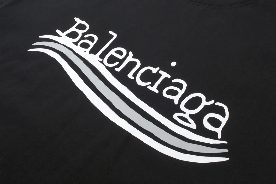 🅿️170 detailed pictures [Top version. Official website quality] BALENCI*GA/Paris #New front and rear Coke classic LOGO graffiti short-sleeved T-shirt #2023 autumn and winter new style. Brick cabinet synchronization.                       The fabric is made of Paris ZP custom-woven and dyed cotton sweatshirt. The weight is 260 grams. The cloth surface is clean. The cloth pattern is clear, soft and comfortable. The color fastness is good. It is not easy to change color. The printing uses a circular machine to imitate hand-painted effects. There are no burrs. The color is returned to the original board and the brick cabinet is restored. The version adopts OS loose shoulder version. Same style for men and women. Code: BL223309 Color: Black Size: XS to L