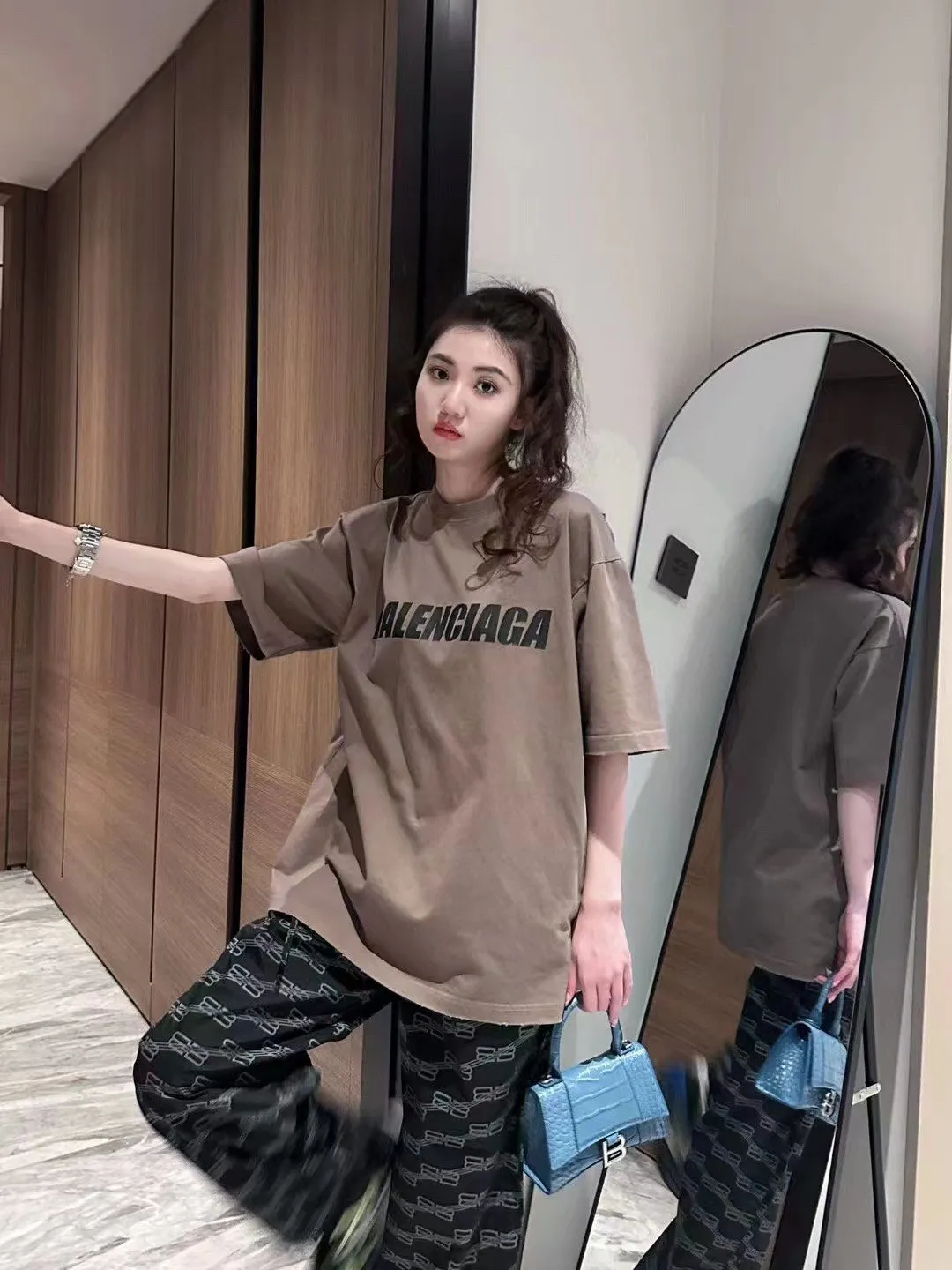 ♻️💯Refer to the model picture for the upper body❤️The top tested version Balenciaga/BALENCIAGA chest crack print logo basic hole wash burst pattern male and female couple stars the same style pure cotton short-sleeved T-shirt custom-woven and dyed fabric, guaranteed to have no color difference with the genuine product, the collar thread is also dyed in the same vat. The holes on the neckline are manually rubbed, and the holes on the chest, front and back are all laser holes to ensure that the holes will not deform or wrinkle.  Made of 280g 24-count combed tightly siro-spun plain fabric, the front panel is printed with a glue-pulling effect, and imported transparent slurry is used to scrape the bottom to make the printing cracks feel even.  Color: Gray Red Blue Black White Size: XS-L P:260