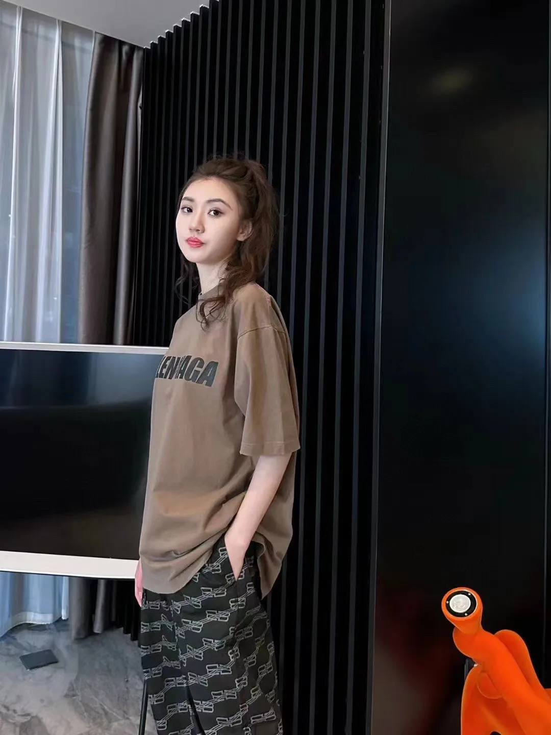 ♻️💯Refer to the model picture for the upper body❤️The top tested version Balenciaga/BALENCIAGA chest crack print logo basic hole wash burst pattern male and female couple stars the same style pure cotton short-sleeved T-shirt custom-woven and dyed fabric, guaranteed to have no color difference with the genuine product, the collar thread is also dyed in the same vat. The holes on the neckline are manually rubbed, and the holes on the chest, front and back are all laser holes to ensure that the holes will not deform or wrinkle.  Made of 280g 24-count combed tightly siro-spun plain fabric, the front panel is printed with a glue-pulling effect, and imported transparent slurry is used to scrape the bottom to make the printing cracks feel even.  Color: Gray Red Blue Black White Size: XS-L P:260