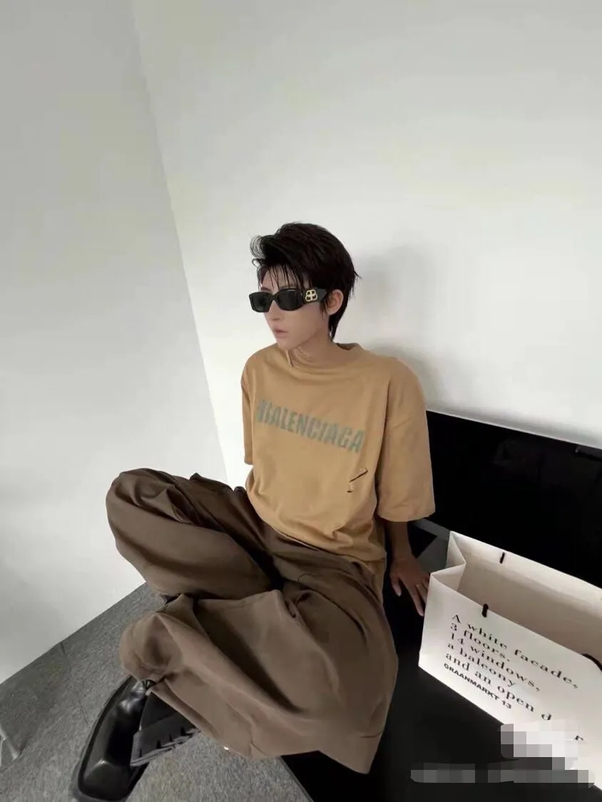 ♻️💯Refer to the model picture for the upper body❤️The top tested version Balenciaga/BALENCIAGA chest crack print logo basic hole wash burst pattern male and female couple stars the same style pure cotton short-sleeved T-shirt custom-woven and dyed fabric, guaranteed to have no color difference with the genuine product, the collar thread is also dyed in the same vat. The holes on the neckline are manually rubbed, and the holes on the chest, front and back are all laser holes to ensure that the holes will not deform or wrinkle.  Made of 280g 24-count combed tightly siro-spun plain fabric, the front panel is printed with a glue-pulling effect, and imported transparent slurry is used to scrape the bottom to make the printing cracks feel even.  Color: Gray Red Blue Black White Size: XS-L P:260