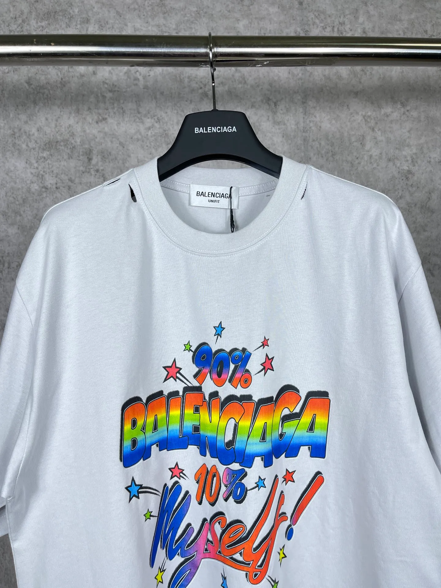 🅿️194 Actual pictures [Top version. Official website quality] BALENCI*GA/Paris. Colorful 90% letter printed washed and distressed short-sleeved T-shirt. Brick cabinet synchronization. The fabric is made of Paris ZP custom-woven and dyed 100% cotton double yarn compact cotton. The weight is 260 grams, the cloth surface is clean. The cloth pattern is clear, soft and comfortable. The threads are dyed with no color difference. The classic pattern printing uses Kornit digital direct printing + elliptical machine environmentally friendly imported glue splash ink printing. The ready-made garments are washed, worn, hand-painted graffiti, and restored to brick cabinets. The whole piece of clothing is extremely complex in craftsmanship. Different market currency, welcome to compare, the version adopts OS loose shoulder version. Same style for men and women Code: BL223015 Color: Washed black. Light gray Size: XS S M L