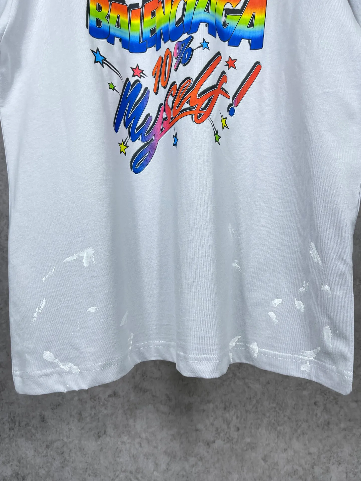 🅿️194 Actual pictures [Top version. Official website quality] BALENCI*GA/Paris. Colorful 90% letter printed washed and distressed short-sleeved T-shirt. Brick cabinet synchronization. The fabric is made of Paris ZP custom-woven and dyed 100% cotton double yarn compact cotton. The weight is 260 grams, the cloth surface is clean. The cloth pattern is clear, soft and comfortable. The threads are dyed with no color difference. The classic pattern printing uses Kornit digital direct printing + elliptical machine environmentally friendly imported glue splash ink printing. The ready-made garments are washed, worn, hand-painted graffiti, and restored to brick cabinets. The whole piece of clothing is extremely complex in craftsmanship. Different market currency, welcome to compare, the version adopts OS loose shoulder version. Same style for men and women Code: BL223015 Color: Washed black. Light gray Size: XS S M L