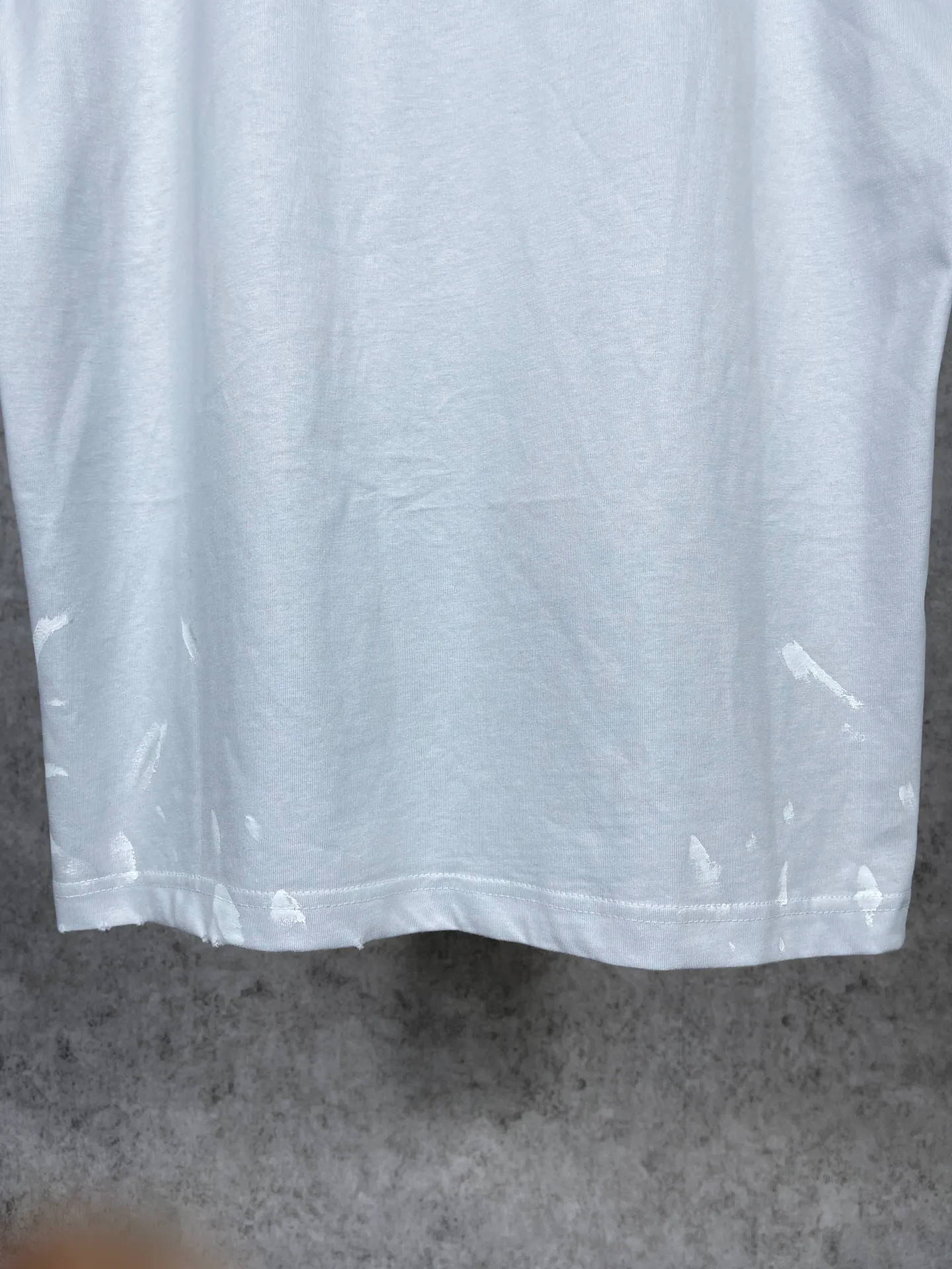 🅿️194 Actual pictures [Top version. Official website quality] BALENCI*GA/Paris. Colorful 90% letter printed washed and distressed short-sleeved T-shirt. Brick cabinet synchronization. The fabric is made of Paris ZP custom-woven and dyed 100% cotton double yarn compact cotton. The weight is 260 grams, the cloth surface is clean. The cloth pattern is clear, soft and comfortable. The threads are dyed with no color difference. The classic pattern printing uses Kornit digital direct printing + elliptical machine environmentally friendly imported glue splash ink printing. The ready-made garments are washed, worn, hand-painted graffiti, and restored to brick cabinets. The whole piece of clothing is extremely complex in craftsmanship. Different market currency, welcome to compare, the version adopts OS loose shoulder version. Same style for men and women Code: BL223015 Color: Washed black. Light gray Size: XS S M L