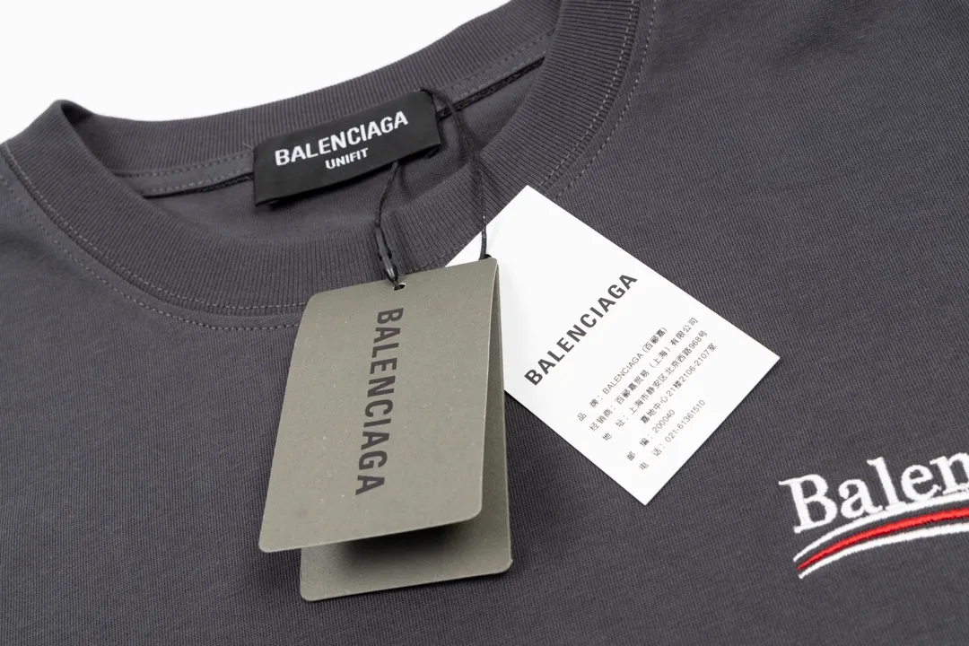 🅿️166 Detailed picture [Top version. Official website quality] BALENCI*GA/Paris#Classic.Coke embroidered short-sleeved T-shirt# The fabric is made of Paris ZP custom-woven and dyed cotton double yarn. Weighing 260 grams, the cloth surface is clean. The cloth pattern is clear, soft and comfortable. The threads are dyed with no color difference. The classic pattern embroidery uses an imported embroidery machine, and the embroidery thread color is embroidered according to the original color. It is produced according to the pictures in the special market. The letters are clear. The three-dimensional effect is strong. The version adopts the OS loose shoulder version. The same style for men and women. Coding: BL223028 Color: black. White. Dark gray. Brown. Light green. Purple. Off-white Size: XS S M L