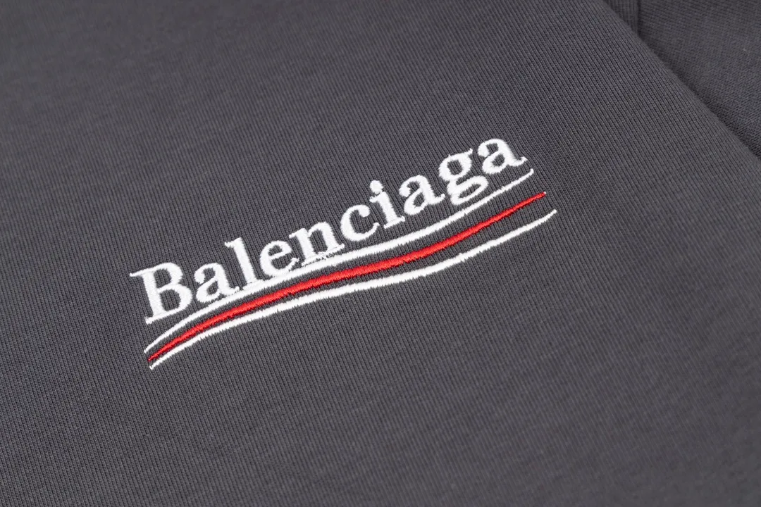 🅿️166 Detailed picture [Top version. Official website quality] BALENCI*GA/Paris#Classic.Coke embroidered short-sleeved T-shirt# The fabric is made of Paris ZP custom-woven and dyed cotton double yarn. Weighing 260 grams, the cloth surface is clean. The cloth pattern is clear, soft and comfortable. The threads are dyed with no color difference. The classic pattern embroidery uses an imported embroidery machine, and the embroidery thread color is embroidered according to the original color. It is produced according to the pictures in the special market. The letters are clear. The three-dimensional effect is strong. The version adopts the OS loose shoulder version. The same style for men and women. Coding: BL223028 Color: black. White. Dark gray. Brown. Light green. Purple. Off-white Size: XS S M L